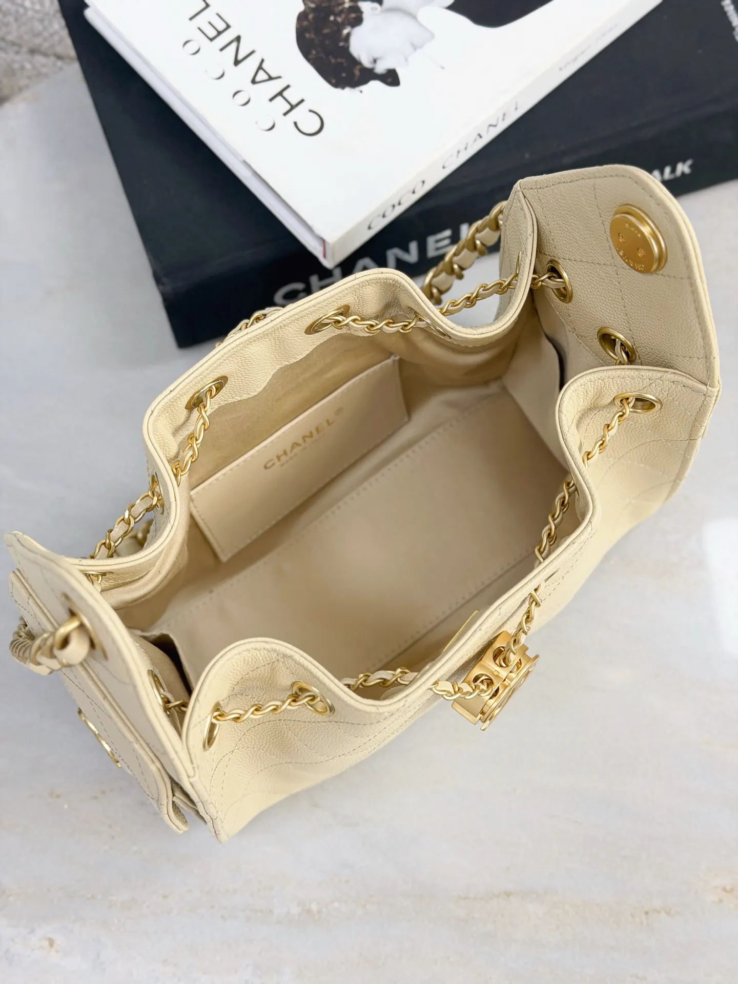 Chanel 22 金色 皮革 斜背包