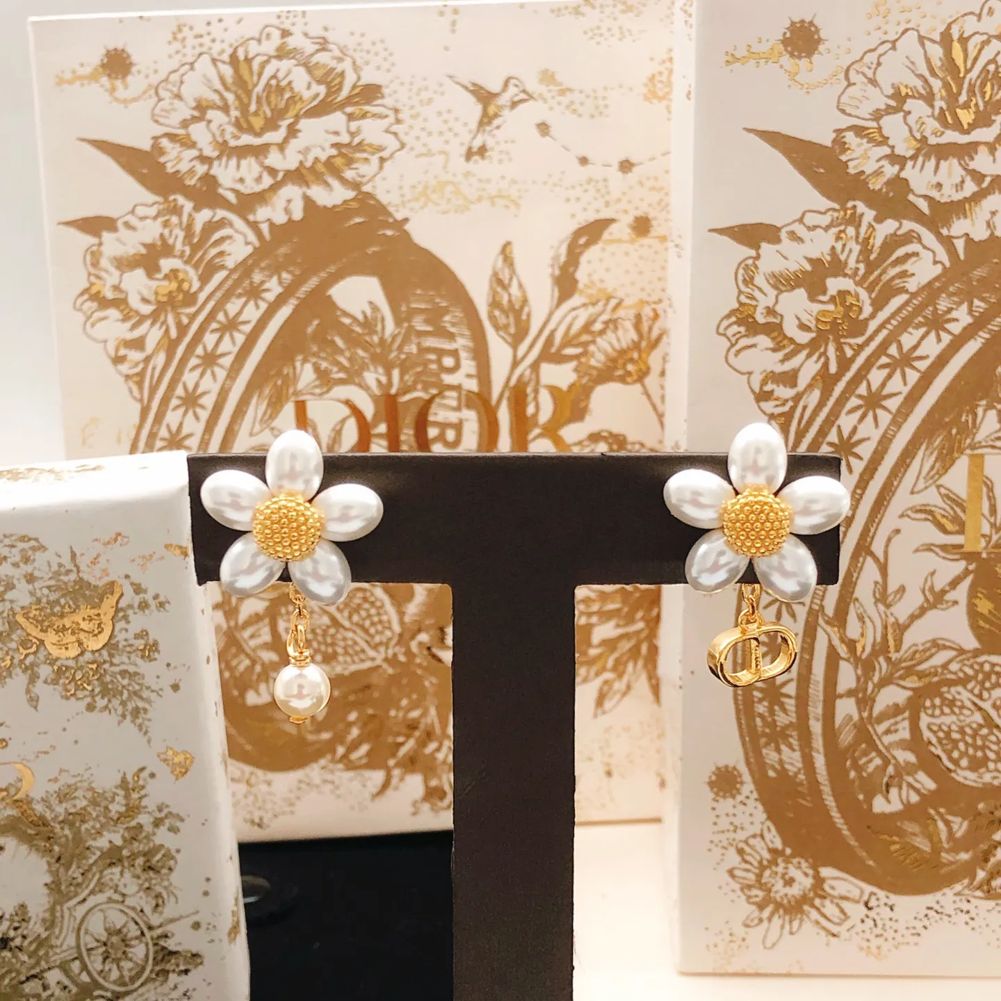 Dior 白色花朵珍珠耳环 精致