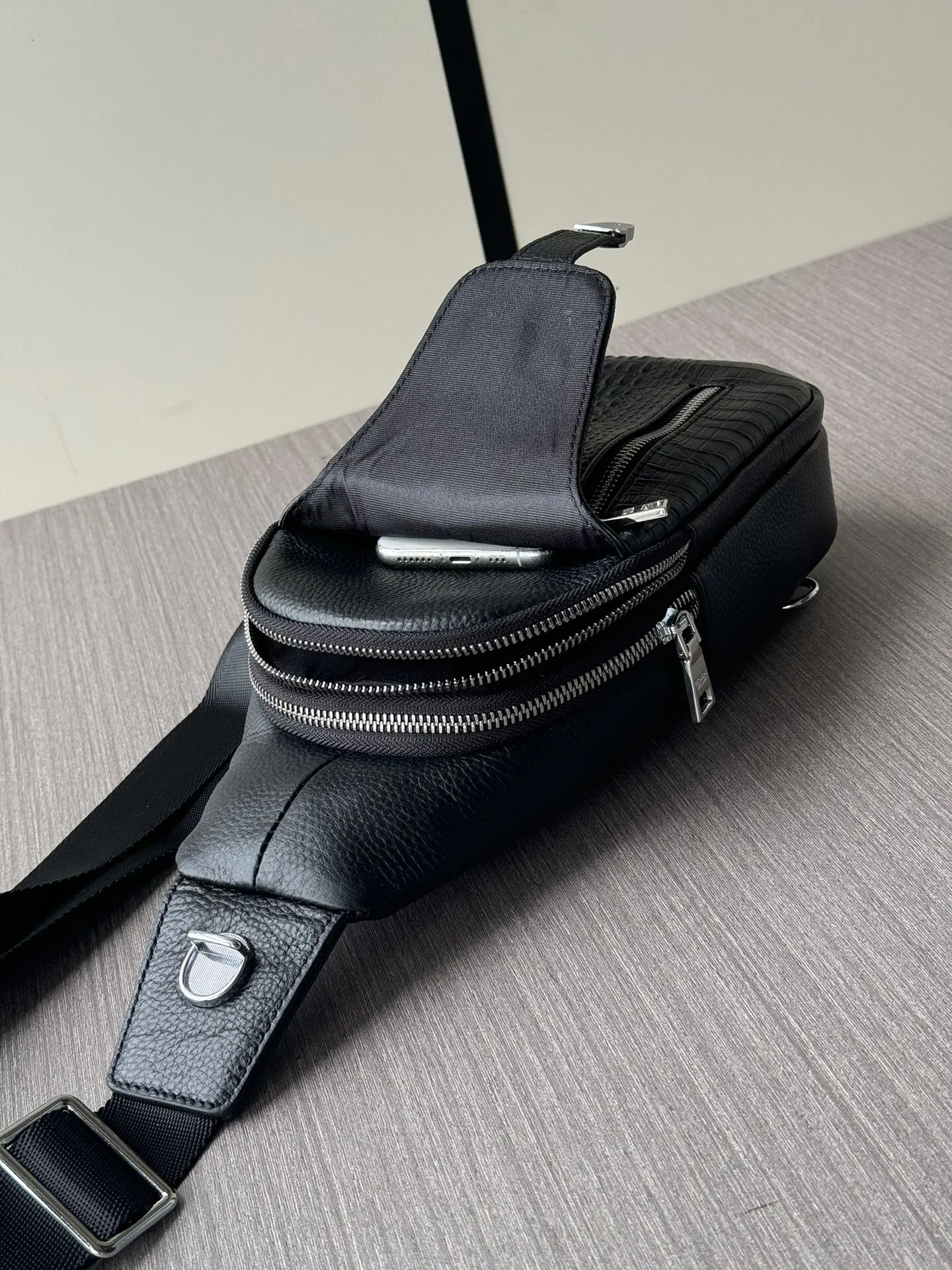 Prada 黑色 鳄鱼皮 牛皮 腰包 轻便实用
