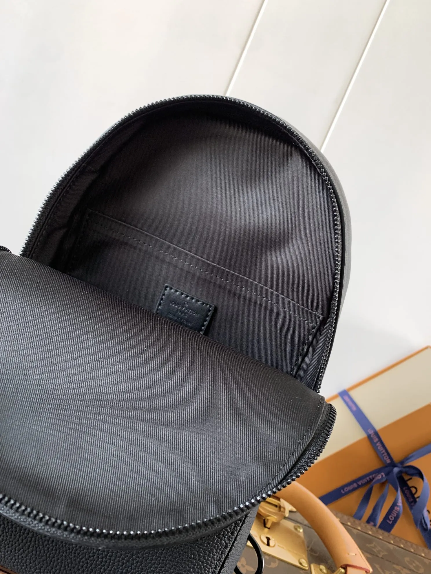LV 黑色 蓝色 牛皮 双肩包 实用双肩款