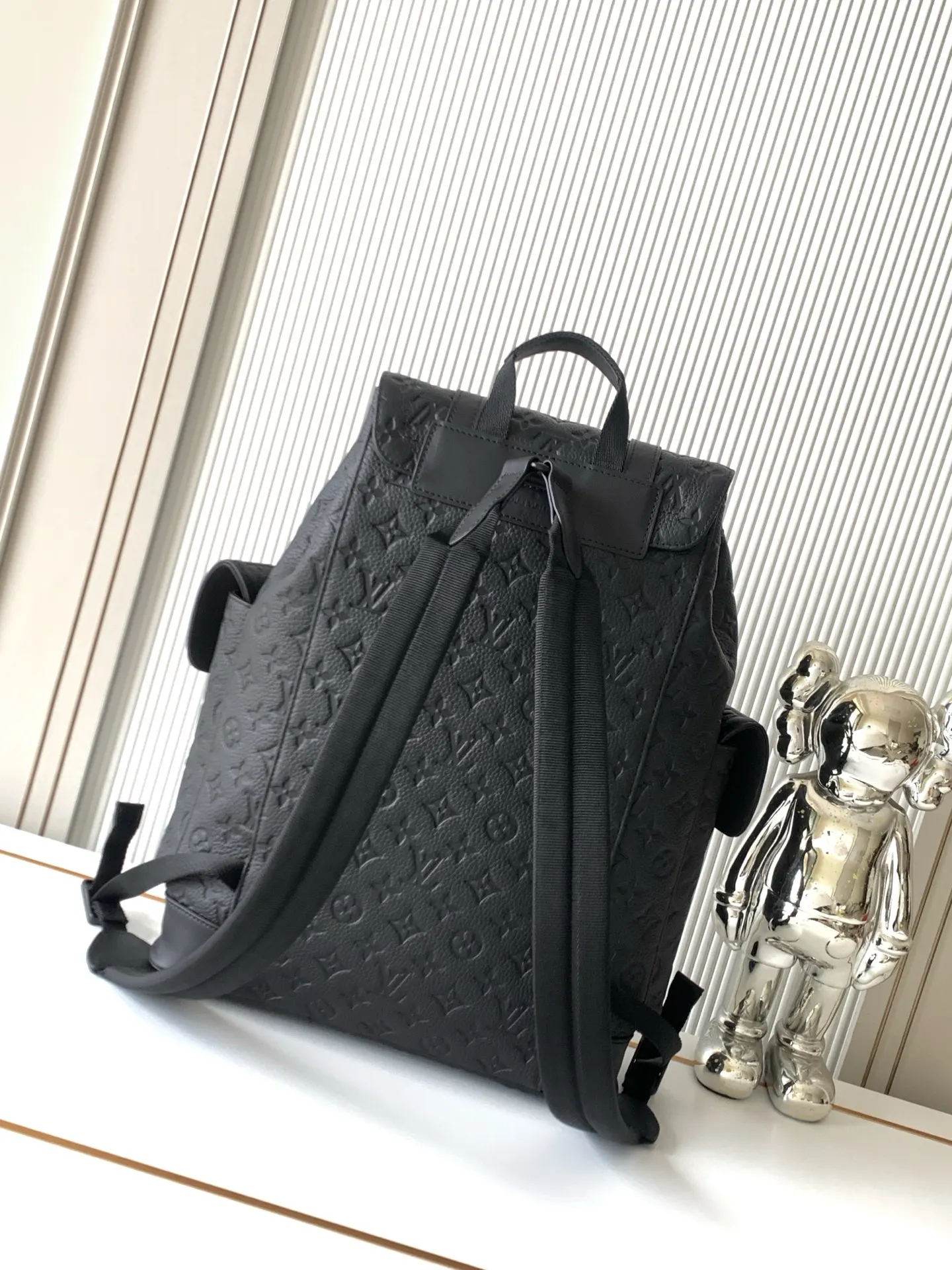 黑色 牛皮 抽绳和按扣封口安全守护随行物品 适中容量囊括外侧袋及 雙肩包 实用雙肩款