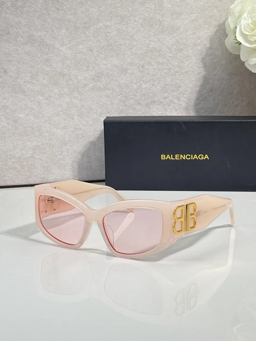 Balenciaga BB0321S 太阳镜 精致搭配