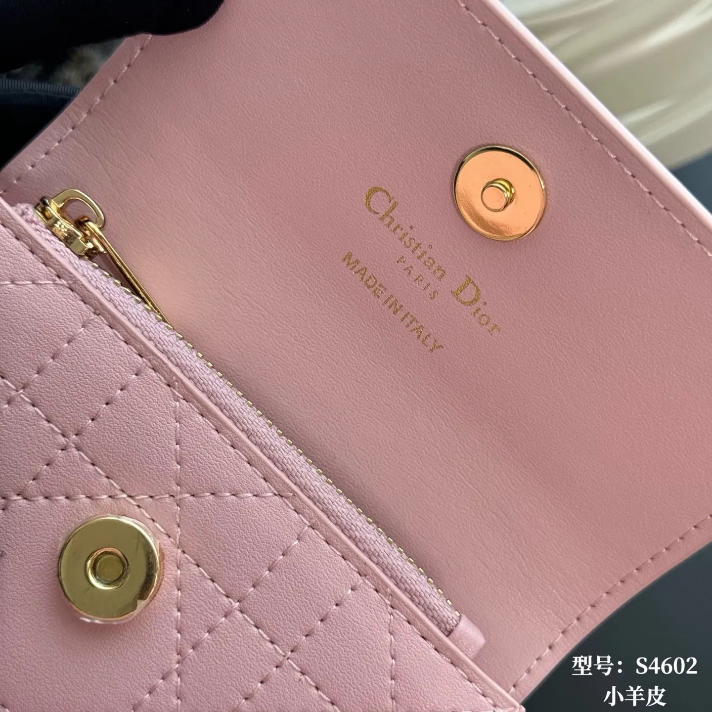 Dior 粉色牛皮卡包 精致短款钱包