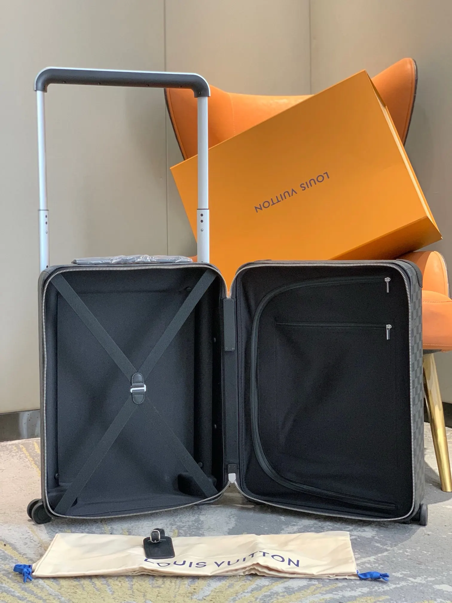 LV 銀色 真皮行李箱拉杆箱登机箱拉箱 拉杆真皮包裹 旅行拉杆款 輕便出行款(數字9) LV 銀色 真皮行李箱拉杆箱登机箱拉箱 拉杆真皮包裹 旅行拉杆款 輕便出行款(數字9)