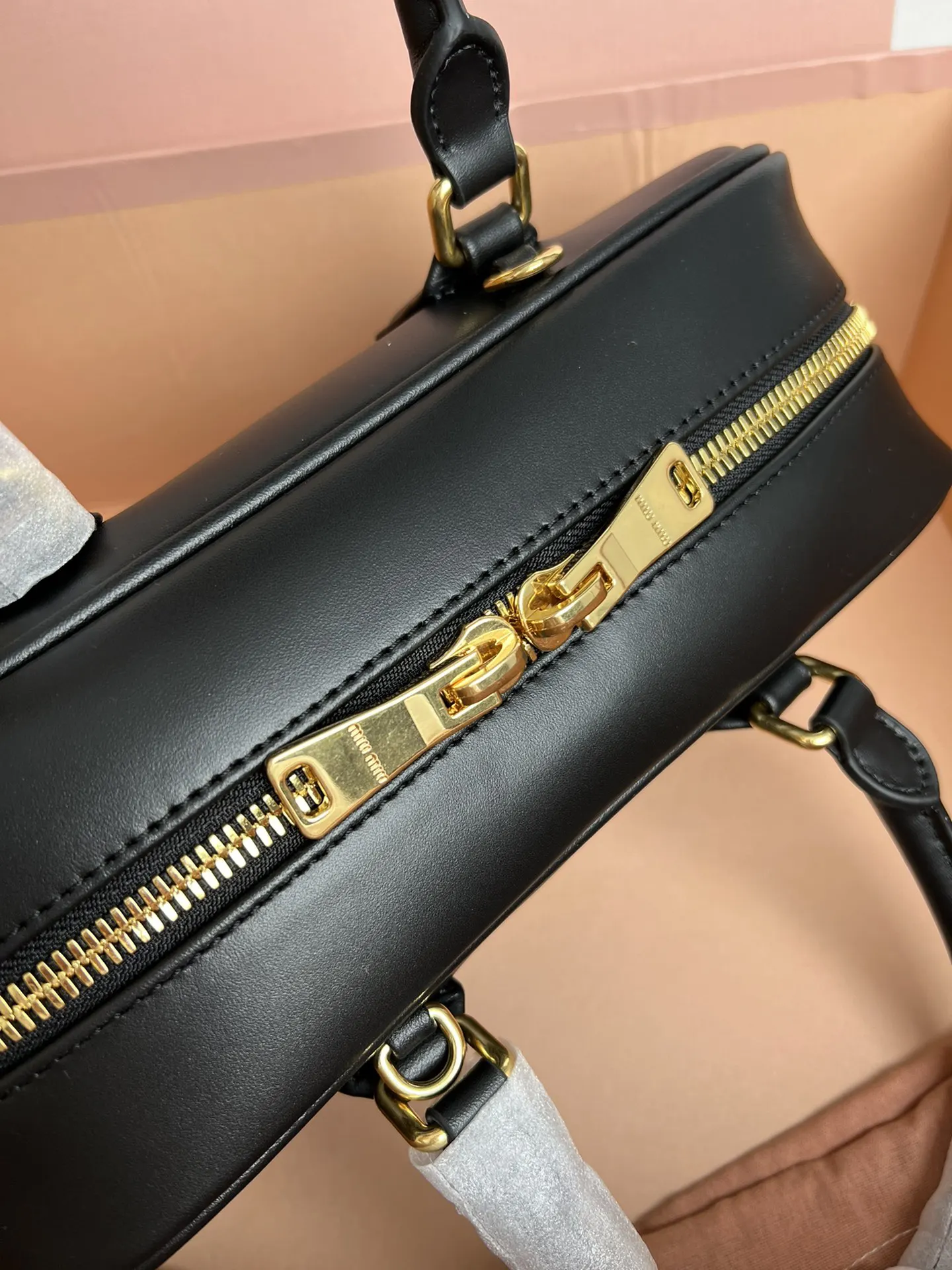 Miu 小牛皮 斜背包 輕便斜挎款