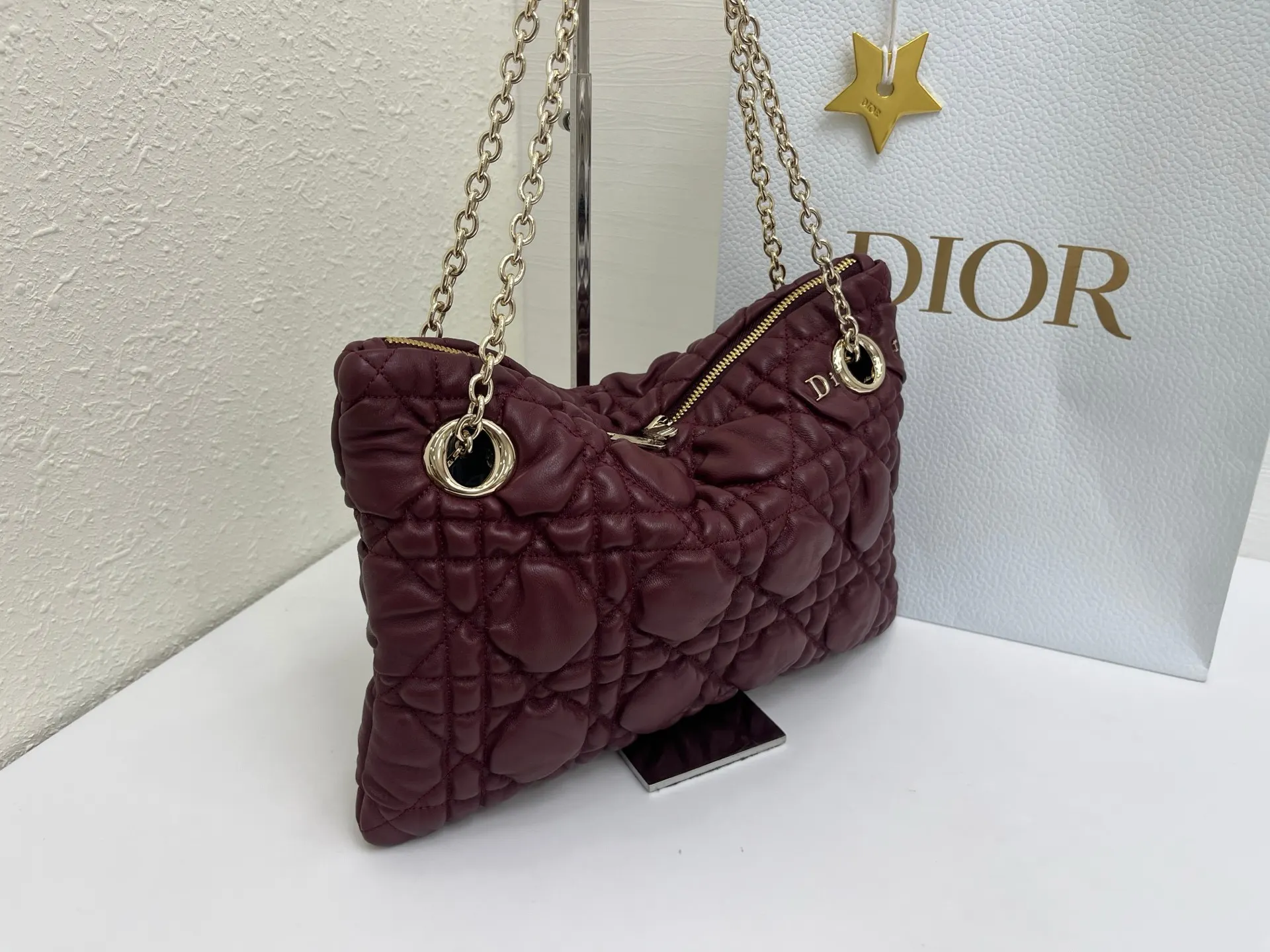 Dior 突显饰以蓬蓬超大藤格纹的新材质 为經典图案注入立体风 鏈條包 精致鏈條款