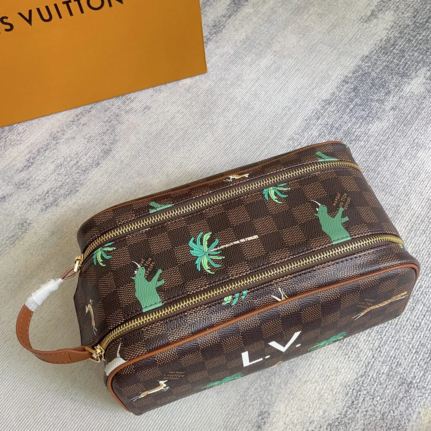 LV 牛皮 皮質宽手柄可舒適提携 亦可置于挂钩上 实乃不可或缺的 化妝包 便携收納款(數字9) LV 牛皮 皮質宽手柄可舒適提携 亦可置于挂钩上 实乃不可或缺的 化妝包 便携收納款(數字9)