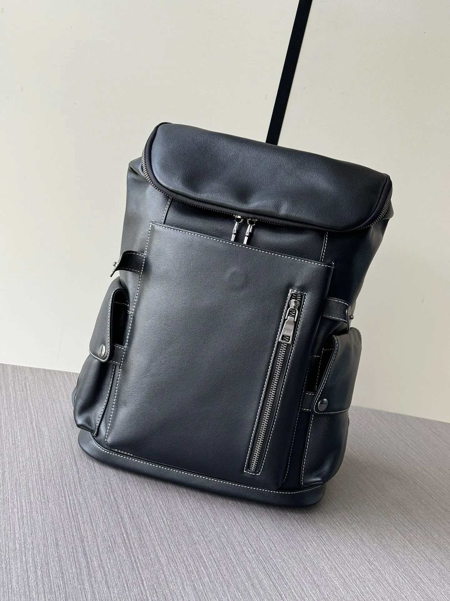 Prada 黑色 牛皮 Logo 双肩背包 轻便实用