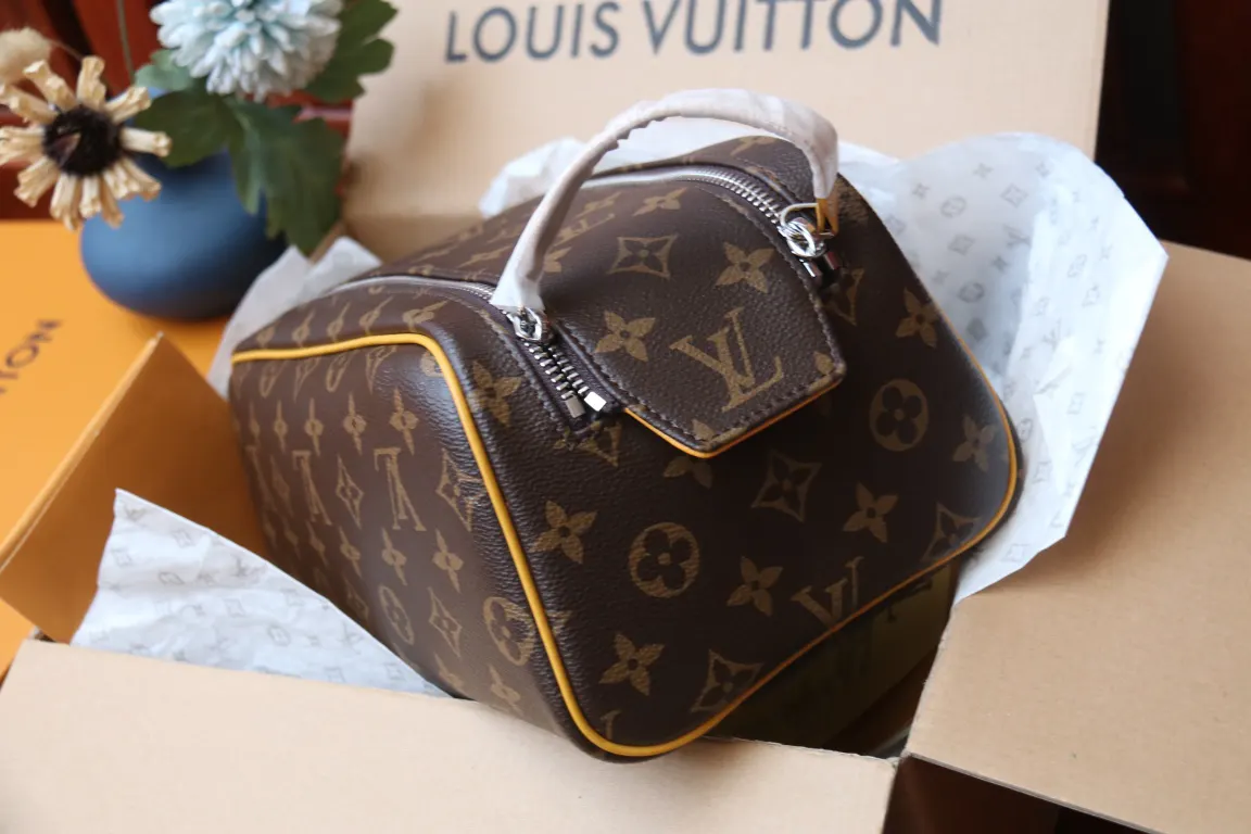 LV 老花 牛皮 皮質宽手柄可舒適提携 亦可置于挂钩上 实乃不可或缺的 化妝包 便携收納款