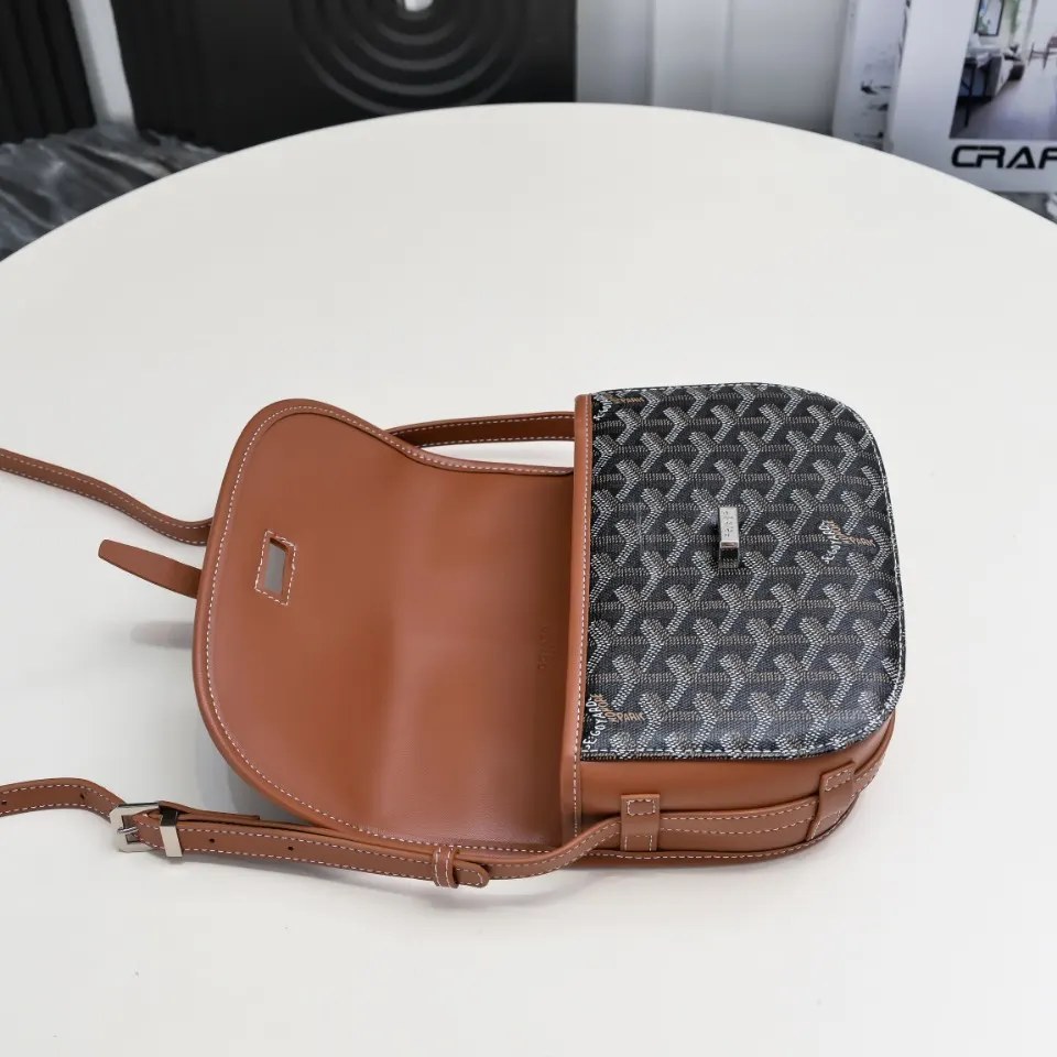 Goyard 棕色 皮質镶边以线条的方式凸显出包身轮廓 翻盖的皮質内衬亦 收納包 旅行收納款