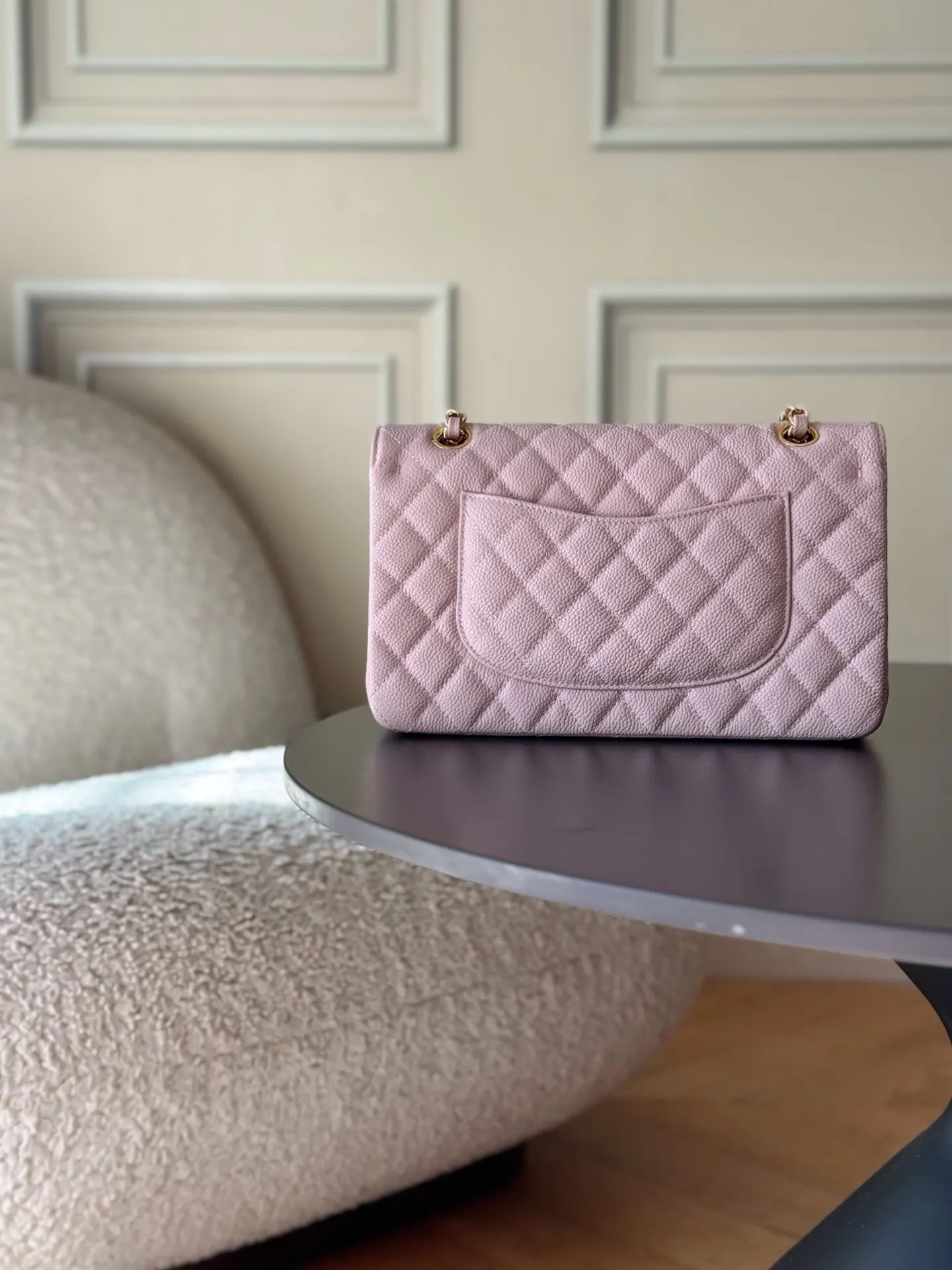 Chanel 浅粉色鱼子酱牛皮翻盖链条包 金扣