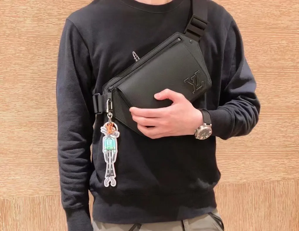 LV 小牛皮 钝角翻盖和磁扣开启充裕主隔层 拉链袋再添一重保护 腰包 休闲腰包款