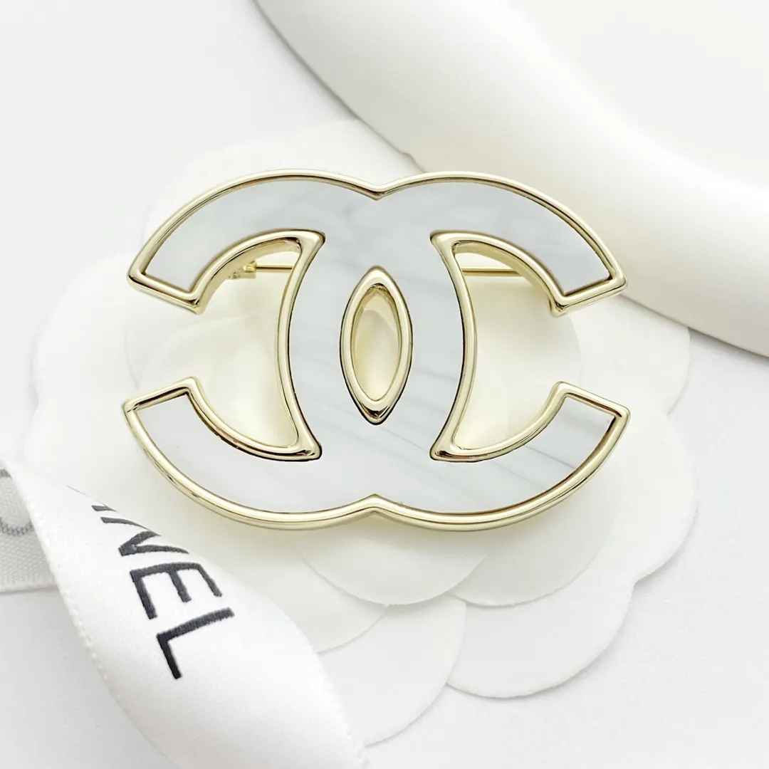 Chanel 白金 水墨白 双C 珐琅 胸针 造型点缀