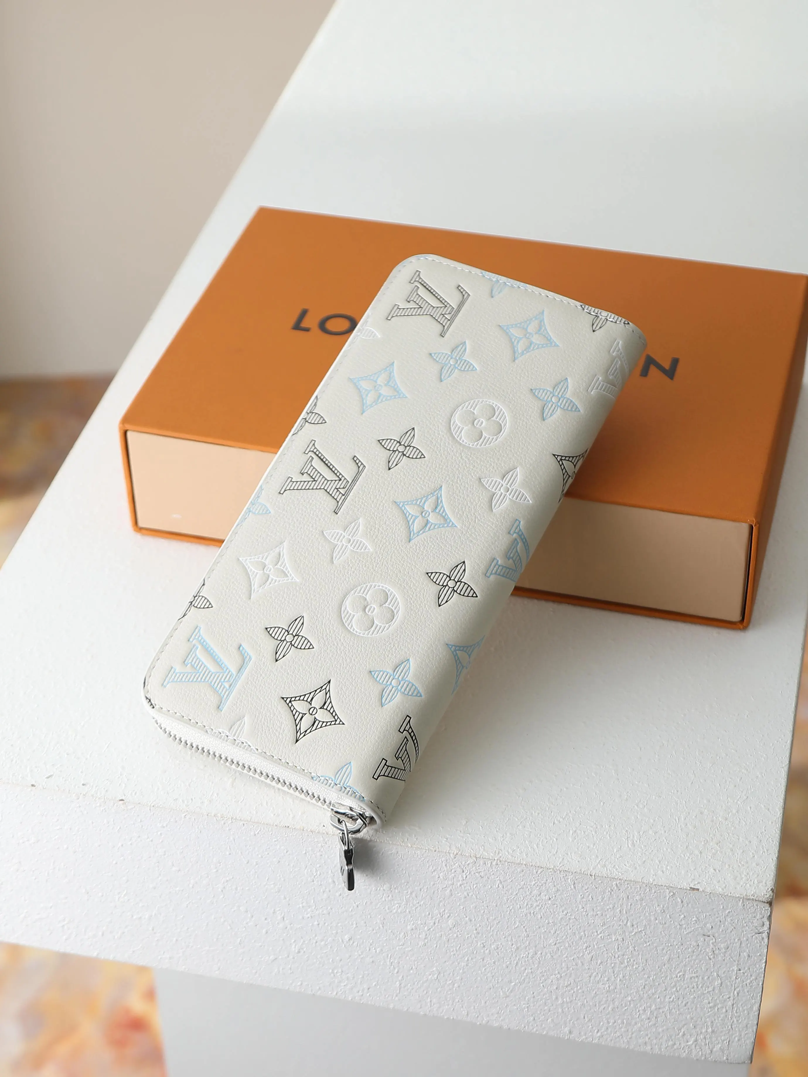 LV zipper wallet Image 3 LV zipper wallet Image 3