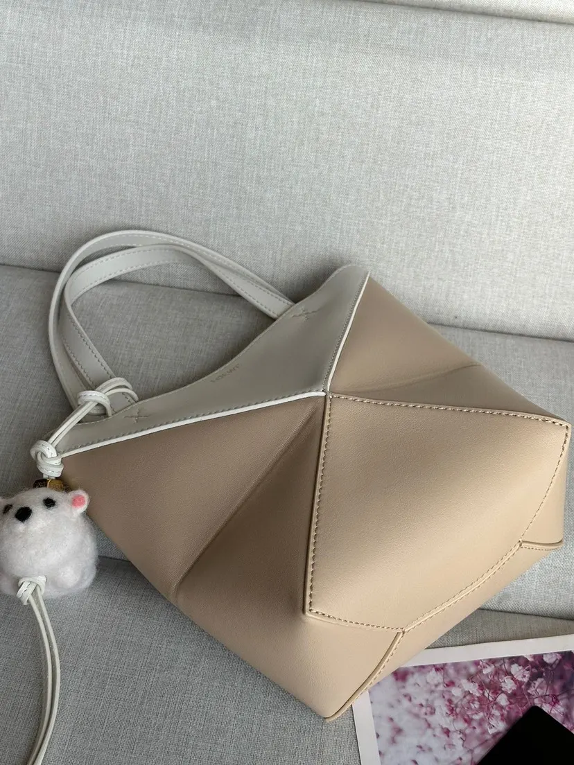 Loewe Puzzle 牛皮 斜挎包 轻便斜挎款
