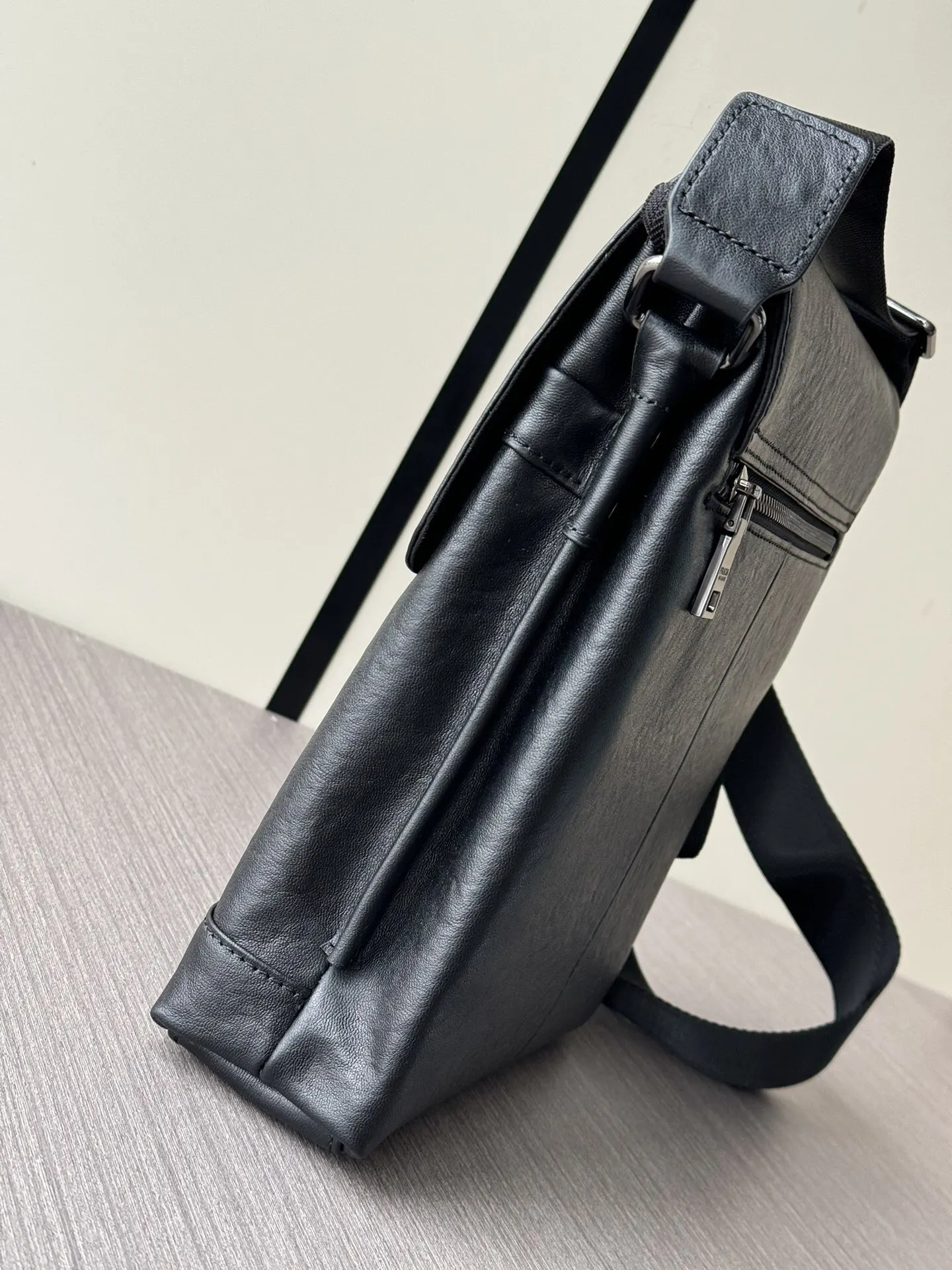 Prada 黑色 牛皮 Logo 斜挎包
