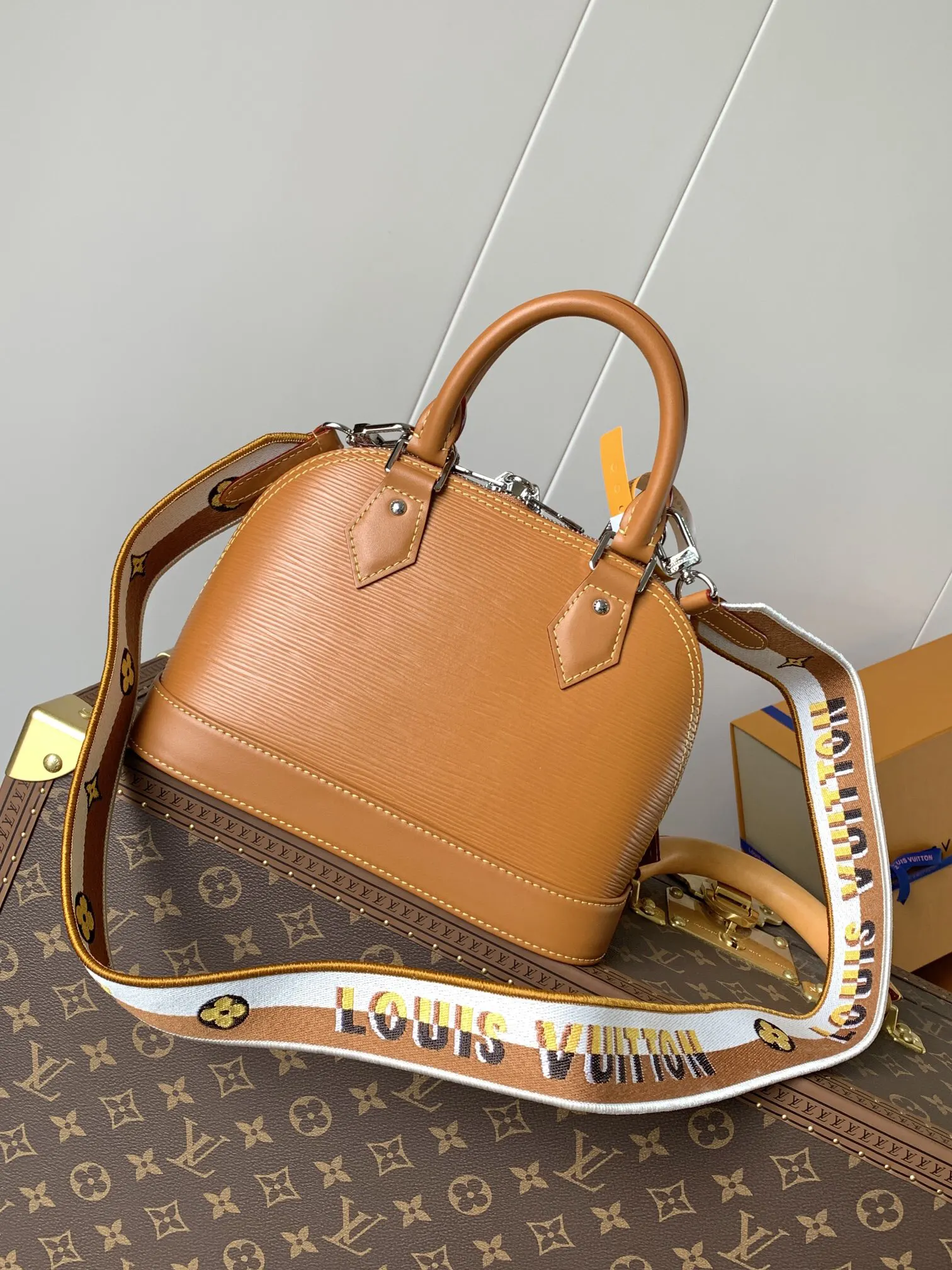 LV Alma black pink color scheme shell bag Image 3 LV Alma black pink color scheme shell bag Image 3