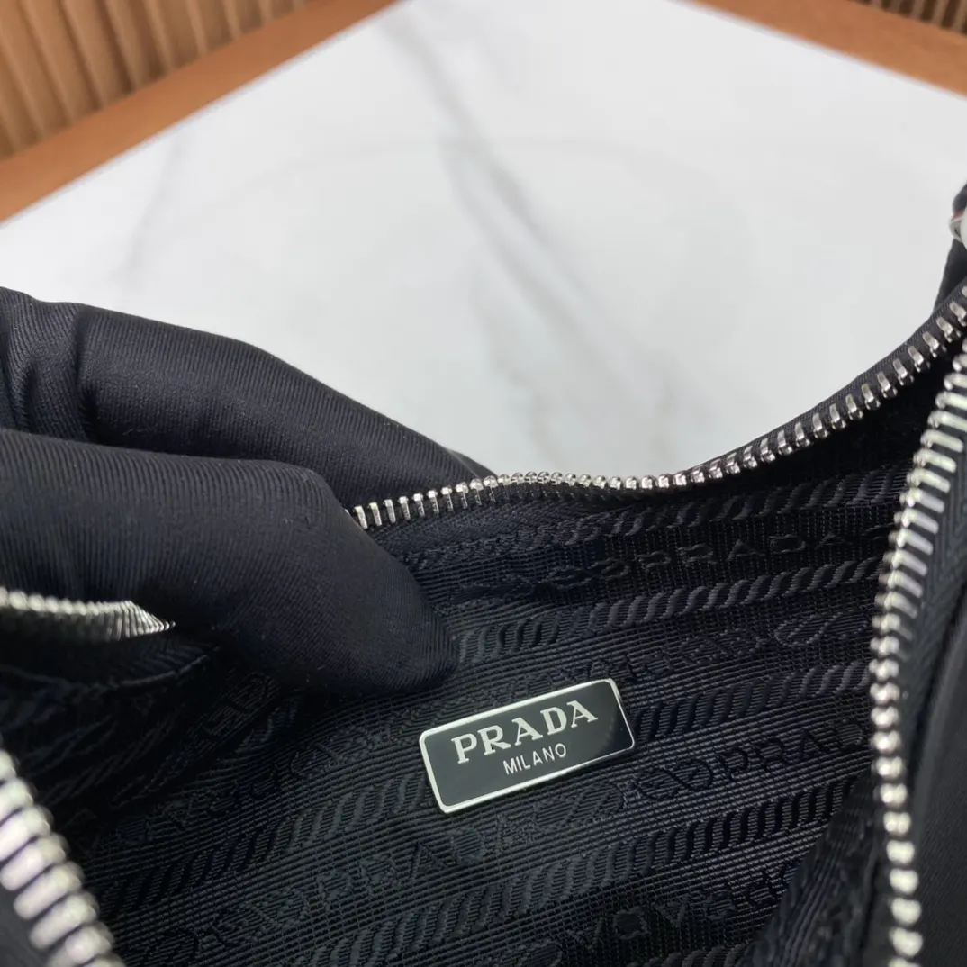 Prada Re-Nylon 1NE204 皮革 Saffiano 十字纹 腋下包