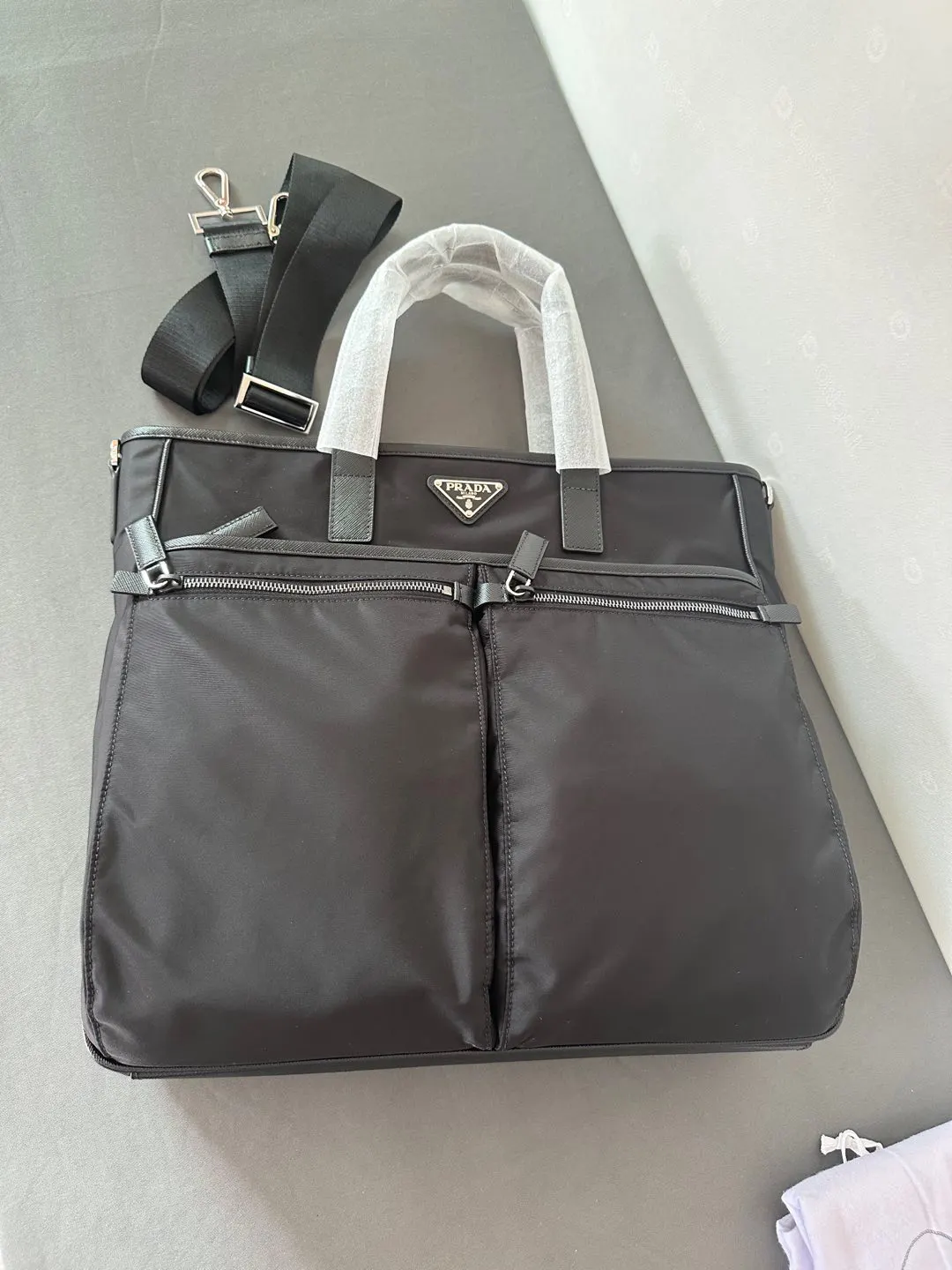 Prada 牛皮 纯 功能性Re Nylon再生尼龍与Safflano 托特包 大容量托特款