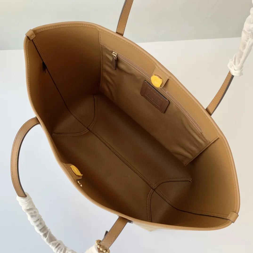 Coach 老花 帆布 新奥莱款双面托特包 的老花图案可以 大容量托特款