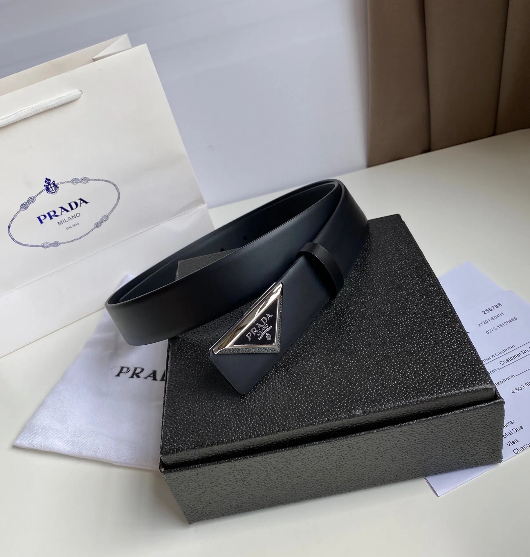 Prada 皮革 亮面 三角标 腰带 通勤搭配