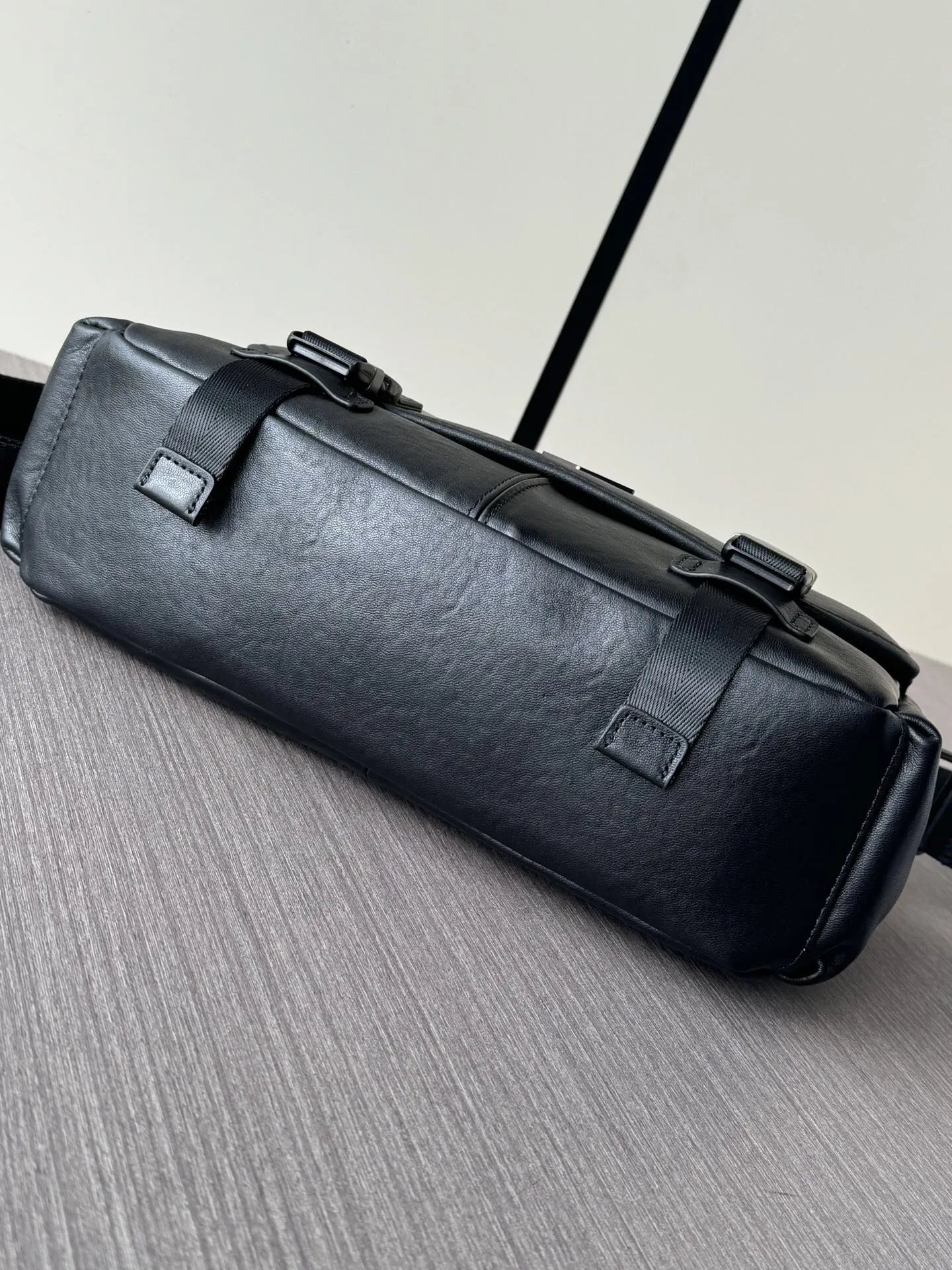 PRADA 黑色 牛皮 Logo 斜挎包 日常通勤款