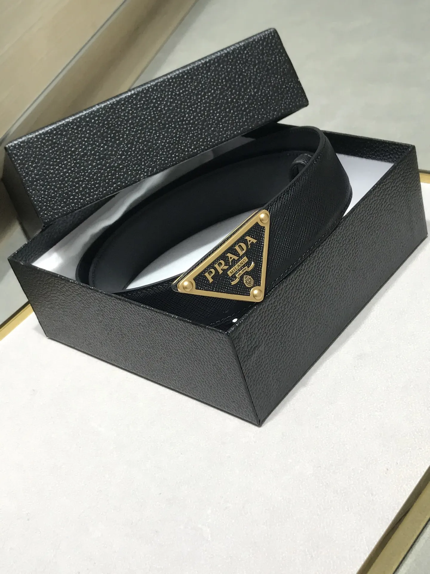 PRADA 牛皮 三角标 腰带 通勤搭配款