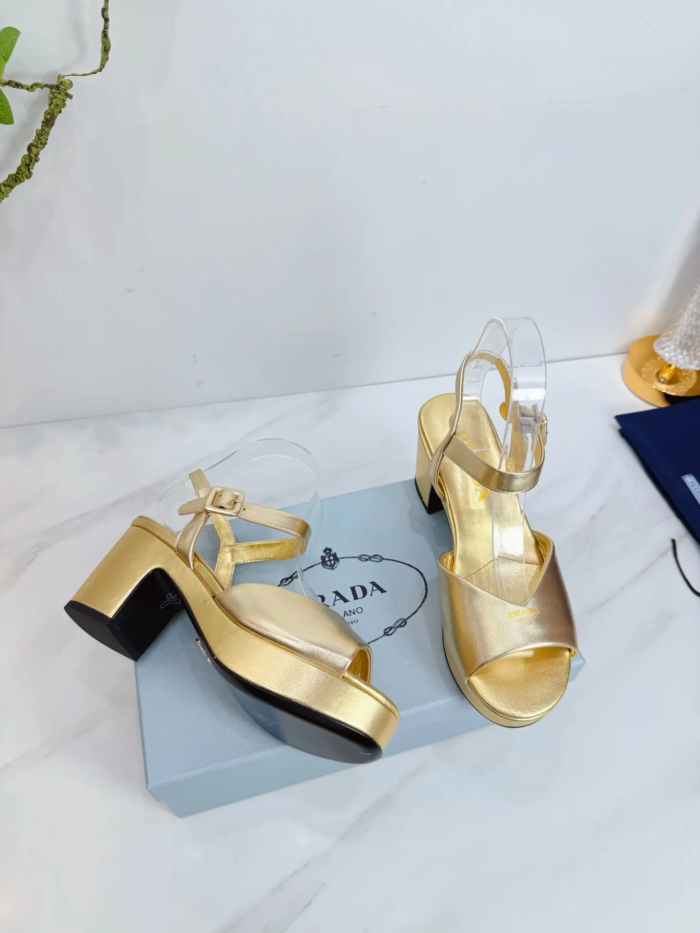 PRADA 羊皮 休闲鞋 舒适百搭款
