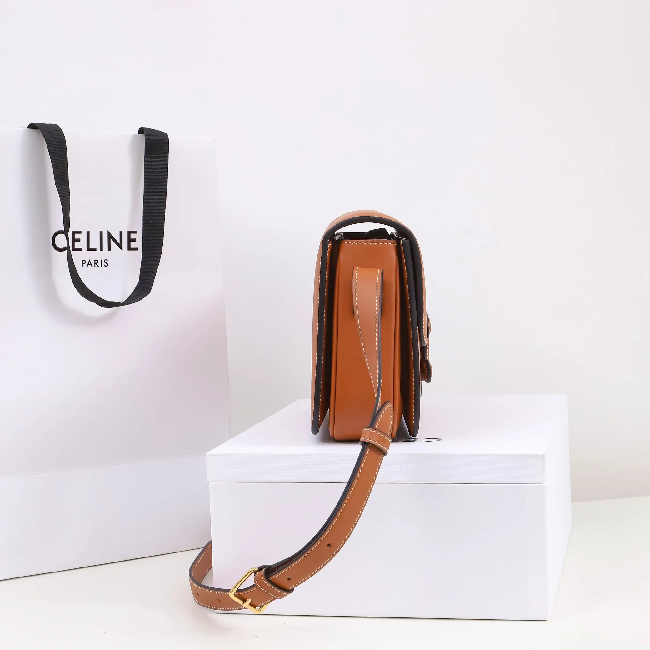 Celine 牛皮 将复古元素与品牌一向拿手的利落线条向结合 气质高贵 水桶包 休闲水桶款