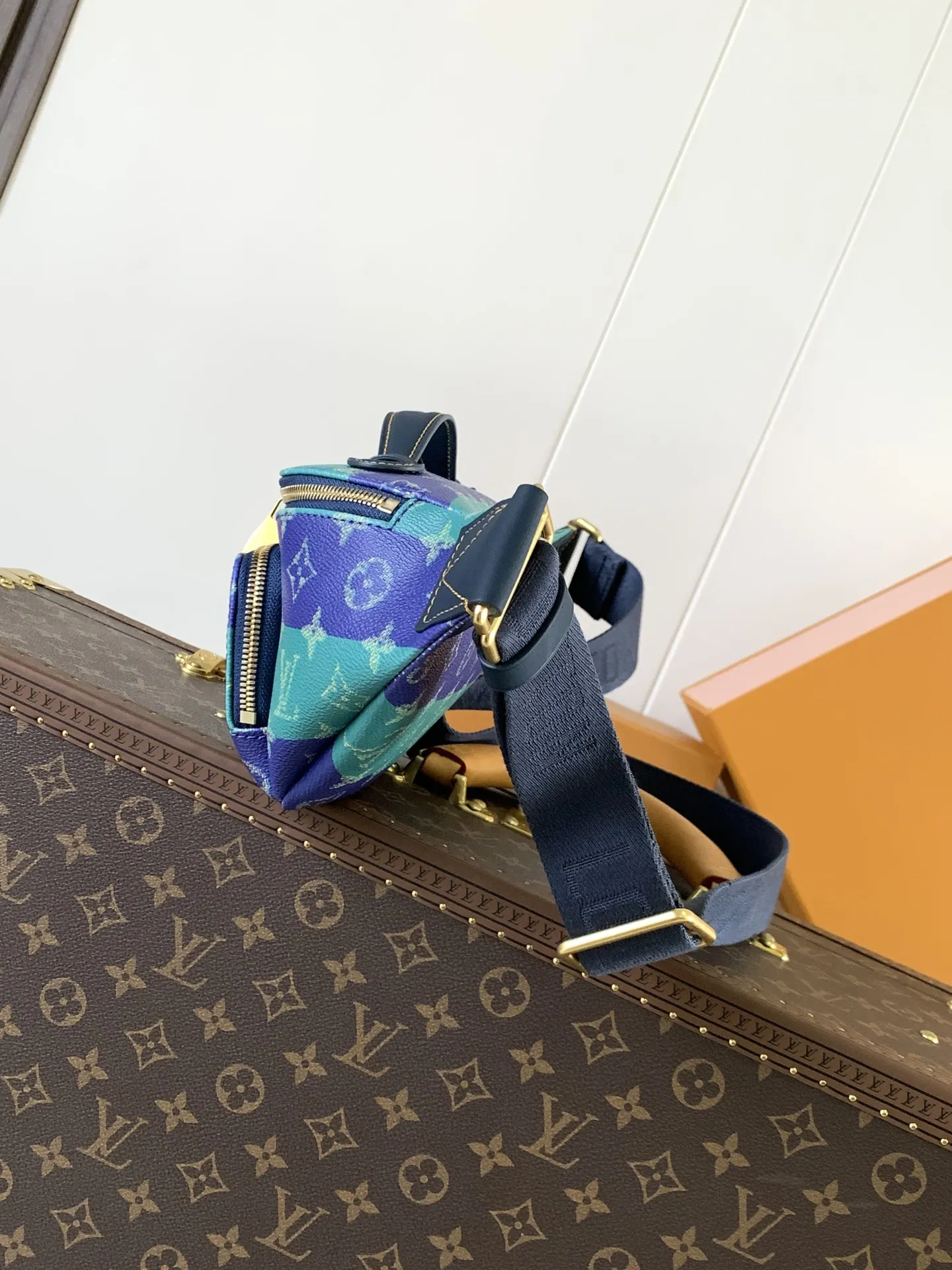 LV 帆布 前袋点缀源自 Damier 帆布的 Marque 腰包 休闲腰包款