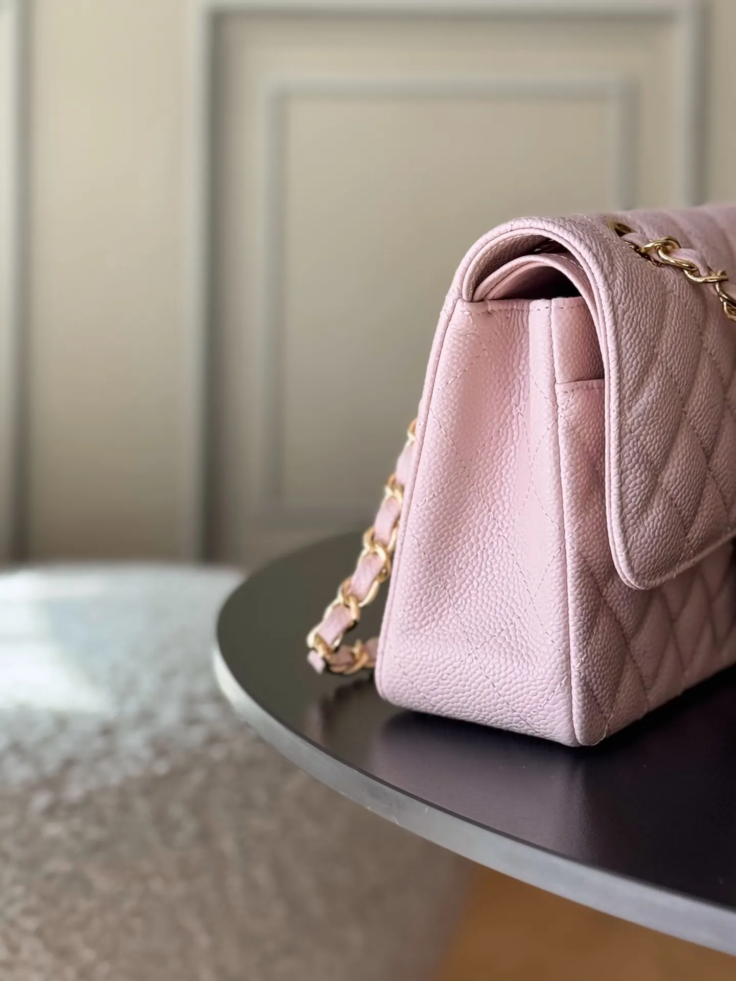 Chanel 浅粉色鱼子酱牛皮翻盖链条包 金扣