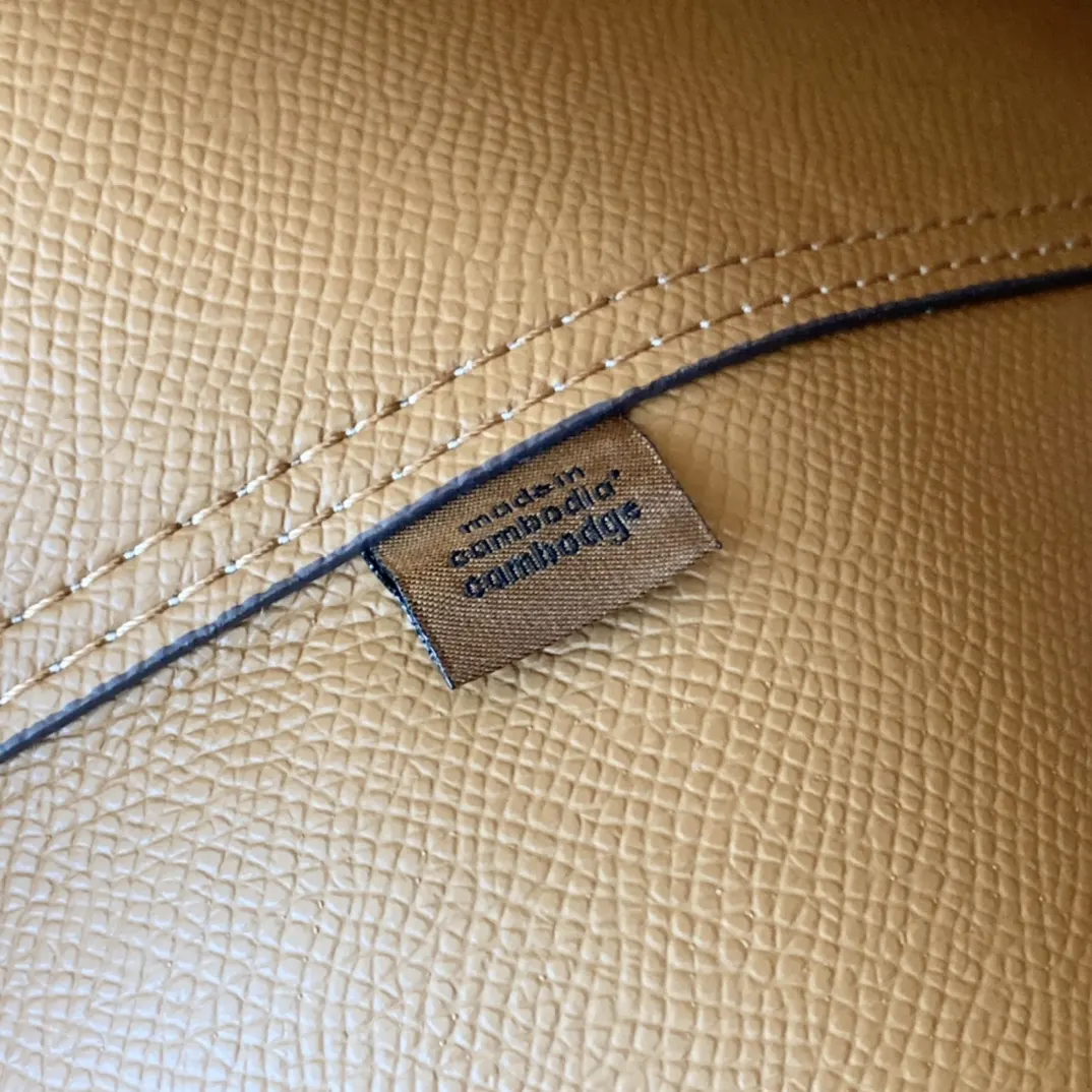 Coach 老花 帆布 新奥莱款双面托特包 的老花图案可以 大容量托特款