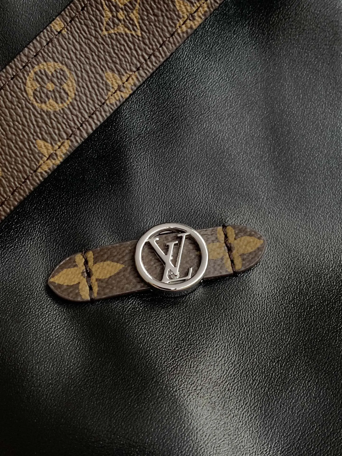 牛皮 Duty 中号手袋出自 Vib 收納包 旅行收納款
