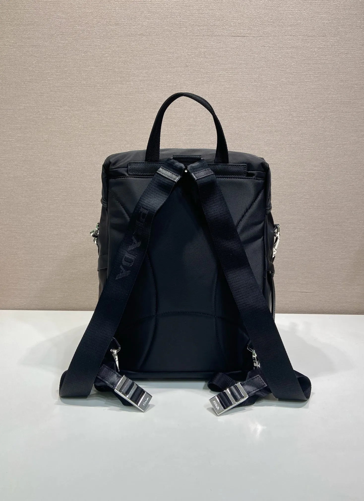 PRADA Re-Nylon尼龙 双肩背包 轻便实用款