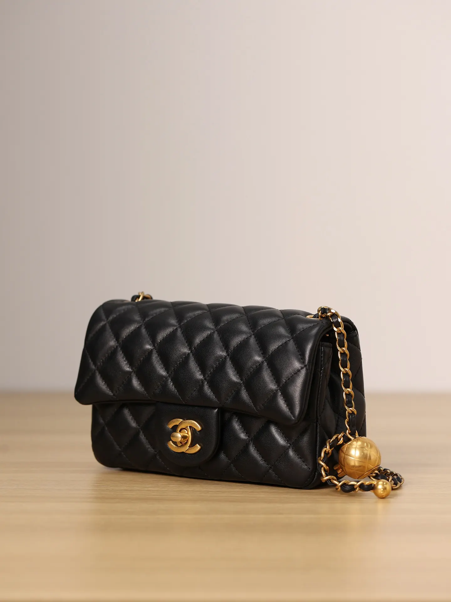 CHANEL 黑色 羊皮 斜挎包 轻便斜挎款