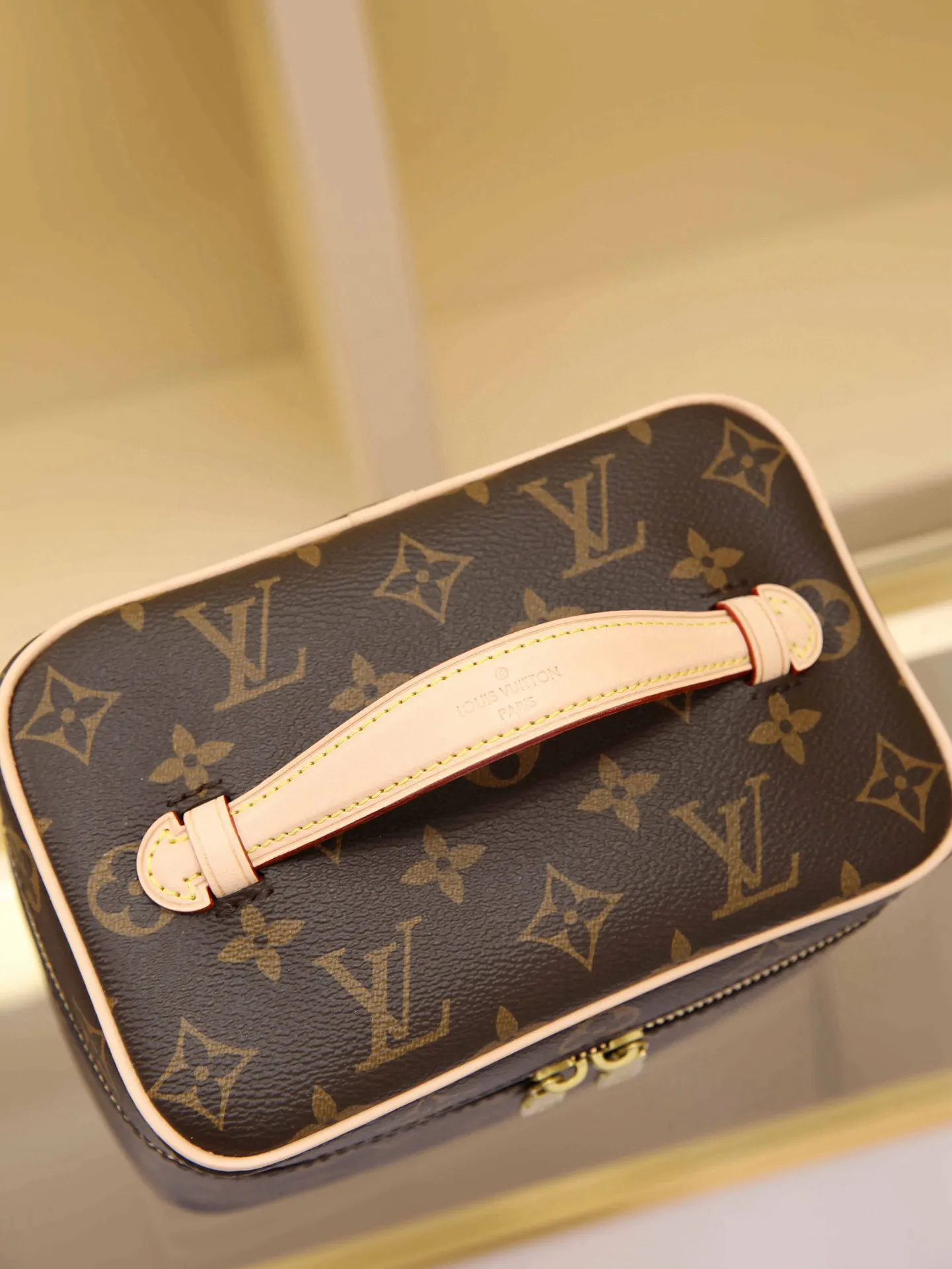 翻盖内侧的隐藏式拉链袋可存放尤其贵重的私人物品 化妆包 便携收纳款