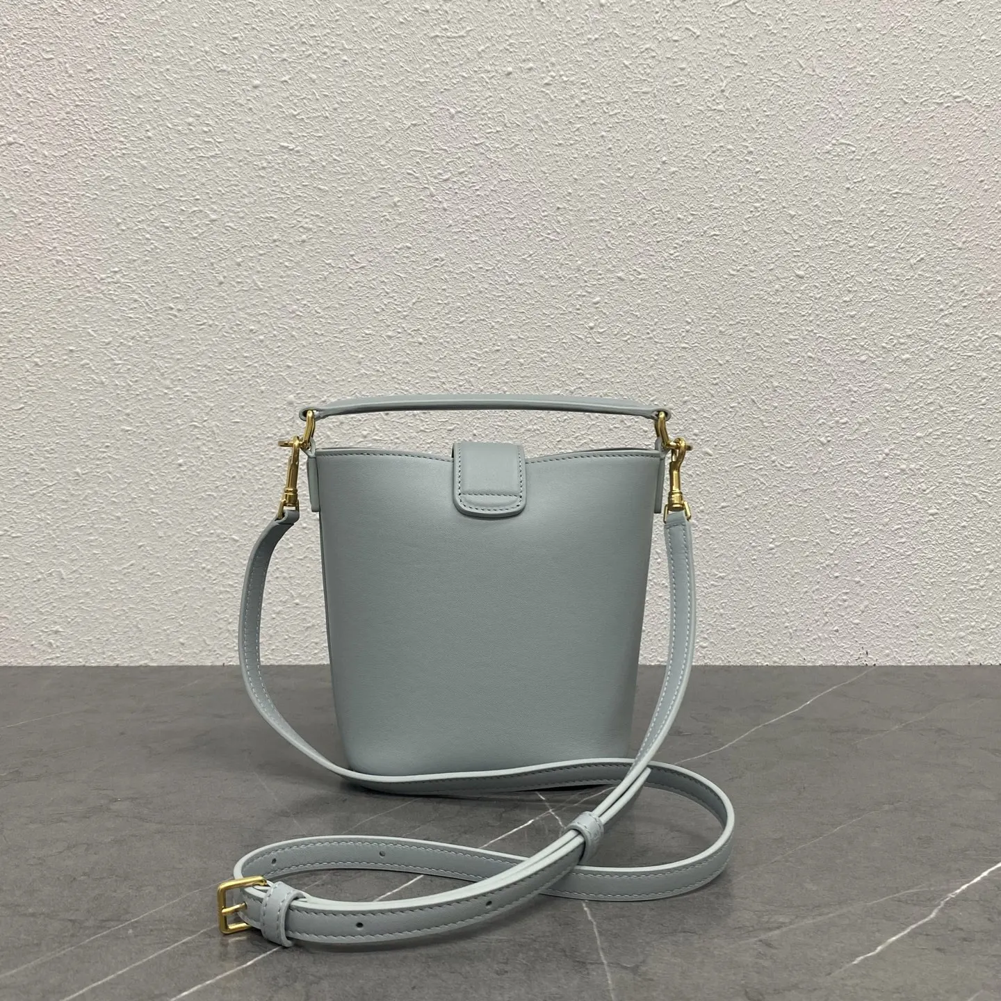 蓝色 金色 小牛皮 上线 CE家 mini桶包 Louise 采 水桶包 休闲水桶款