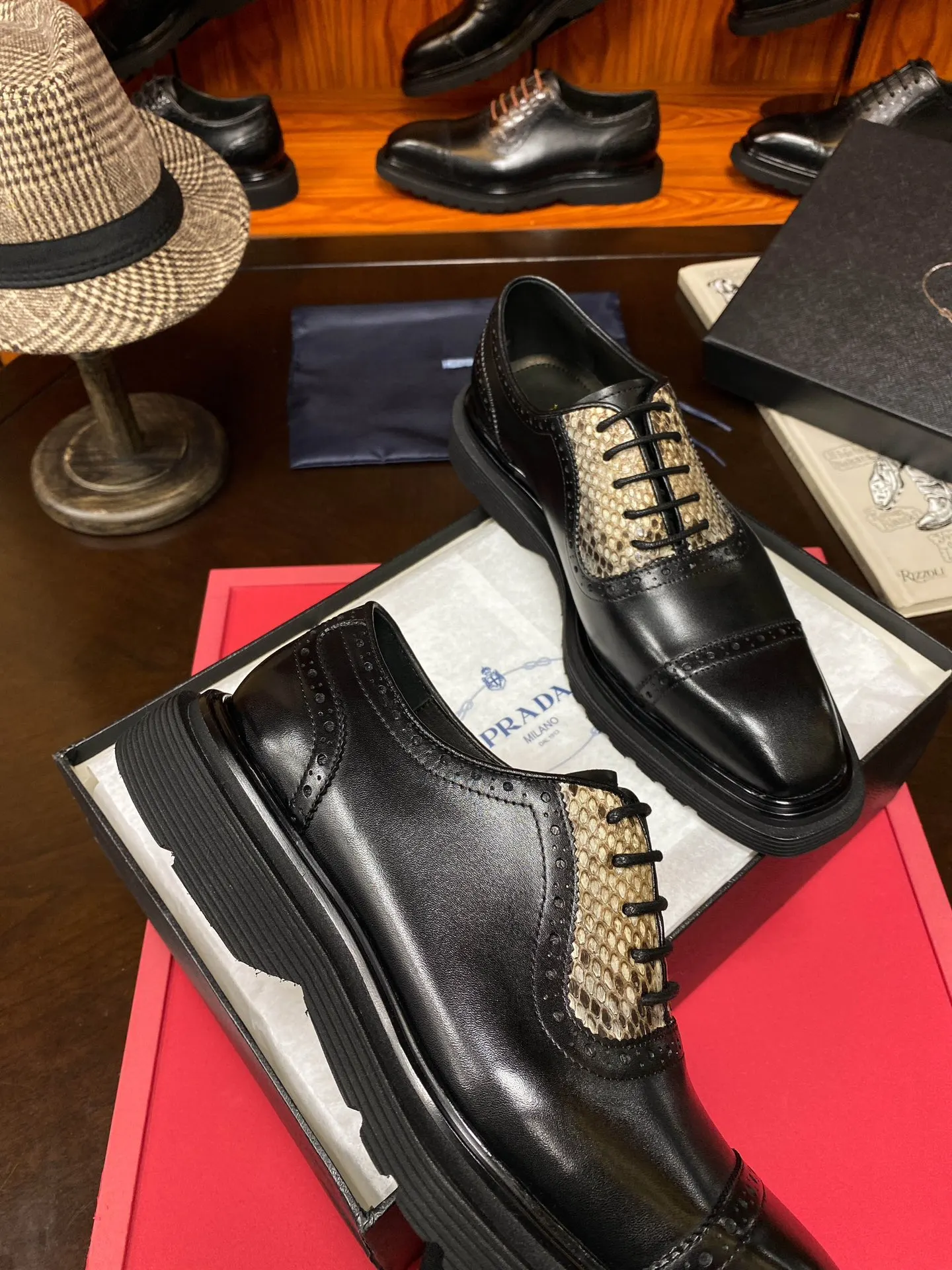 Prada 鳄鱼皮 牛皮 休闲鞋 舒適