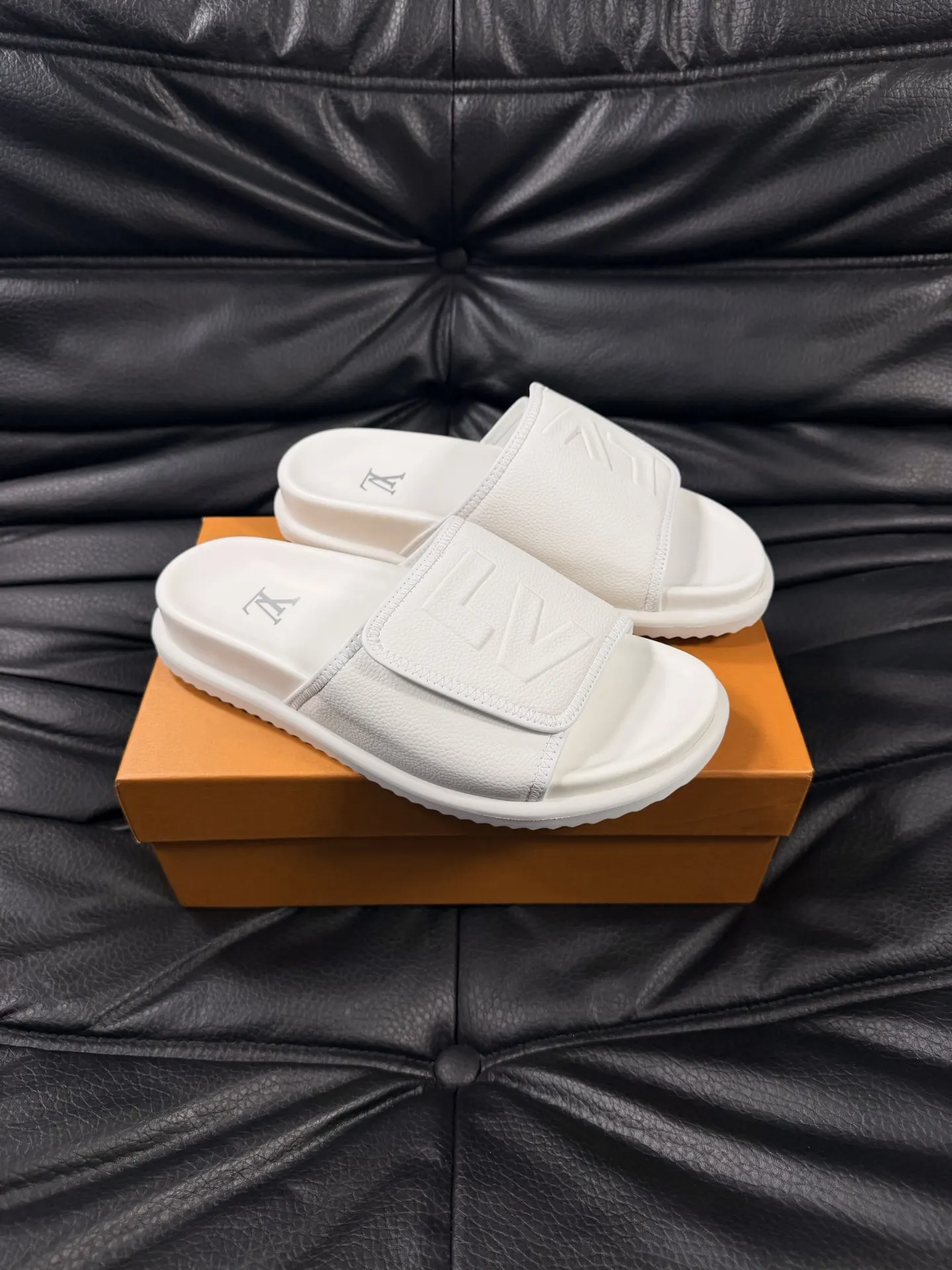 LV platform slippers, casual and versatile Image 3 LV platform slippers, casual and versatile Image 3