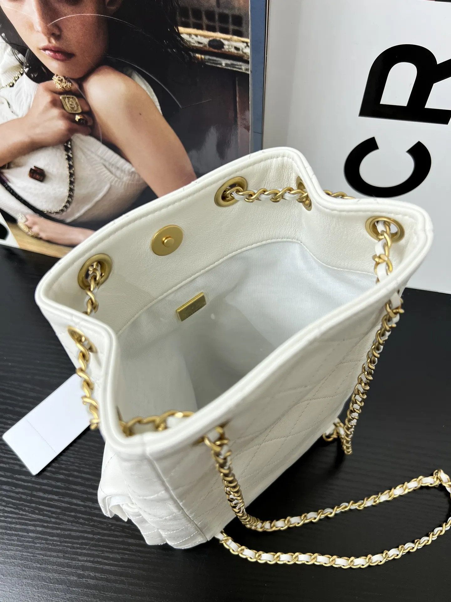 CHANEL 白色小羊皮菱格链条双肩包 休闲款