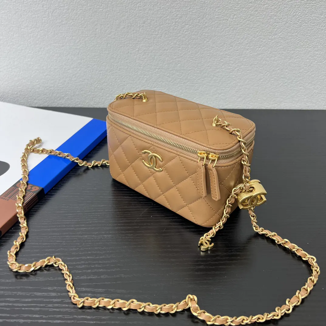 CHANEL 棕色小羊皮菱格链条包 金链翻盖款