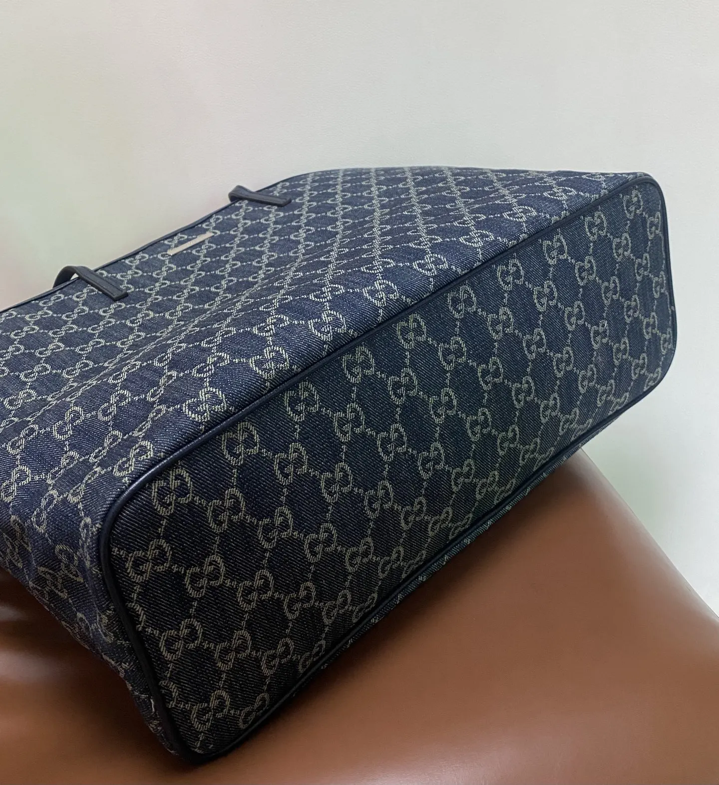 Gucci 帆布 GG涂层帆布与织带的搭 为精致的造型增添了标志性的点 托特包 大容量托特款