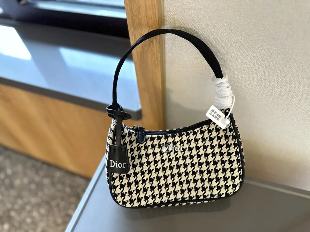 Prada 牛仔 洋气单品牛仔腋下包 系列将是 復古腋下背款(數字5) Prada 牛仔 洋气单品牛仔腋下包 系列将是 復古腋下背款(數字5)