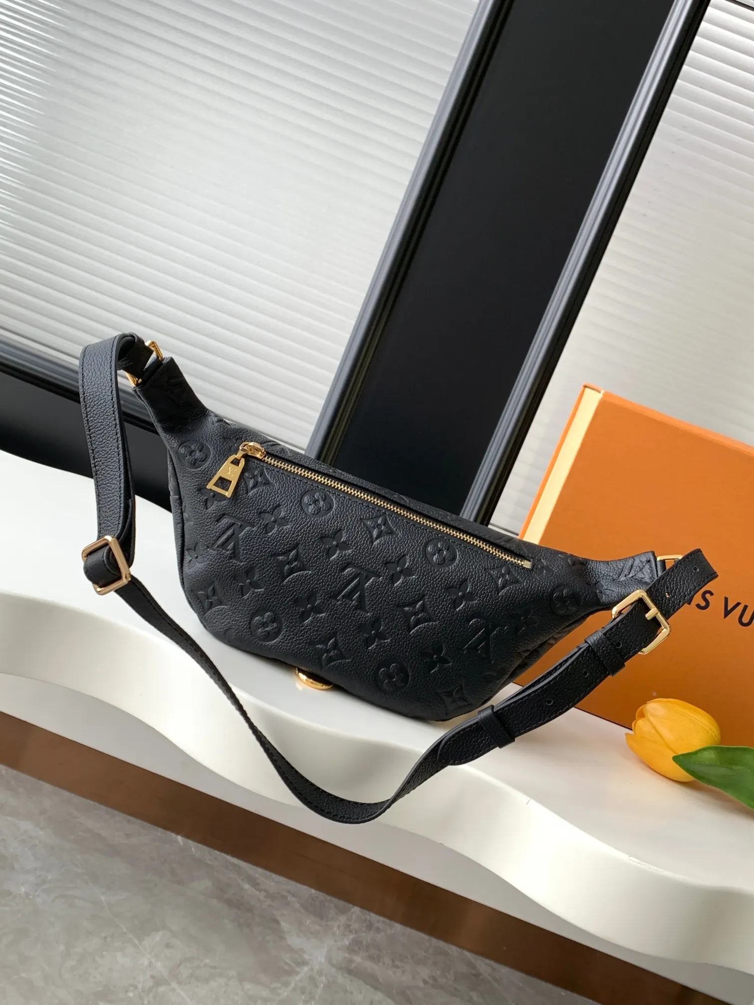 LV black and white color scheme fanny pack, casual breast bag Image 2 LV black and white color scheme fanny pack, casual breast bag Image 2