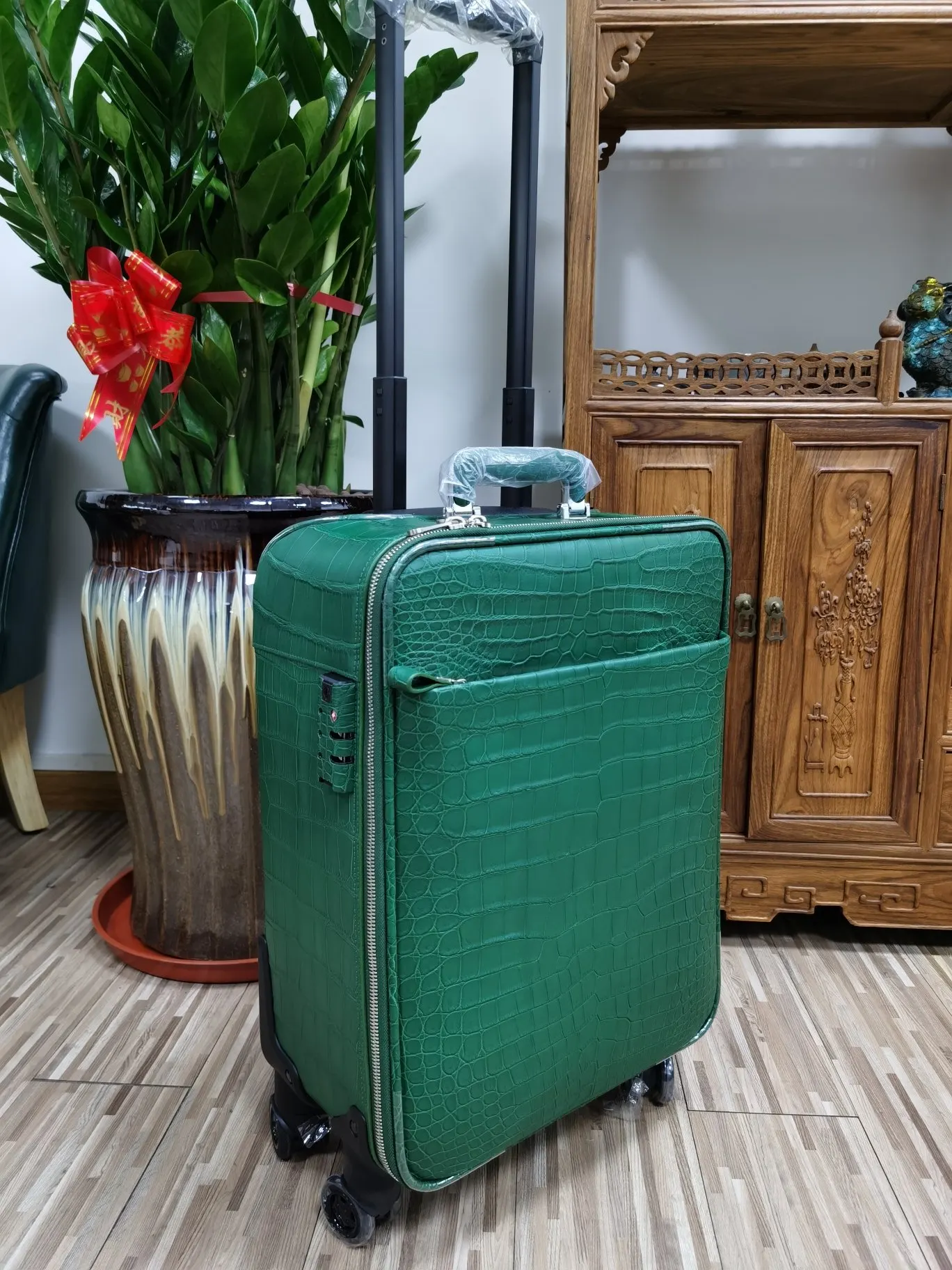 祖母绿哑光鳄鱼肚皮 寸行李箱 零瑕疵一件代发 祖母 旅行拉杆款 轻便出行款