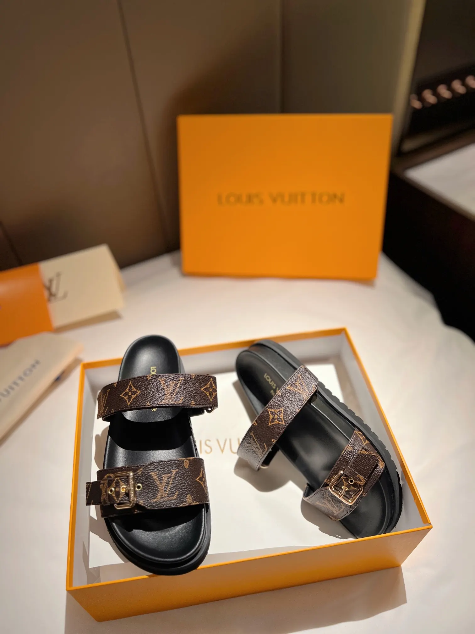 LV 經典老花 厚底拖鞋 休閒百搭款(數字6) LV 經典老花 厚底拖鞋 休閒百搭款(數字6)
