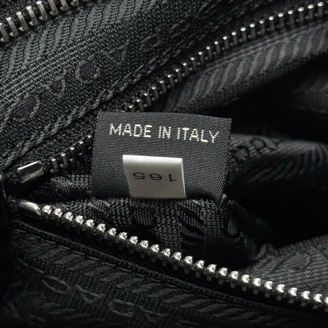PRADA 斜挎包 日常通勤款
