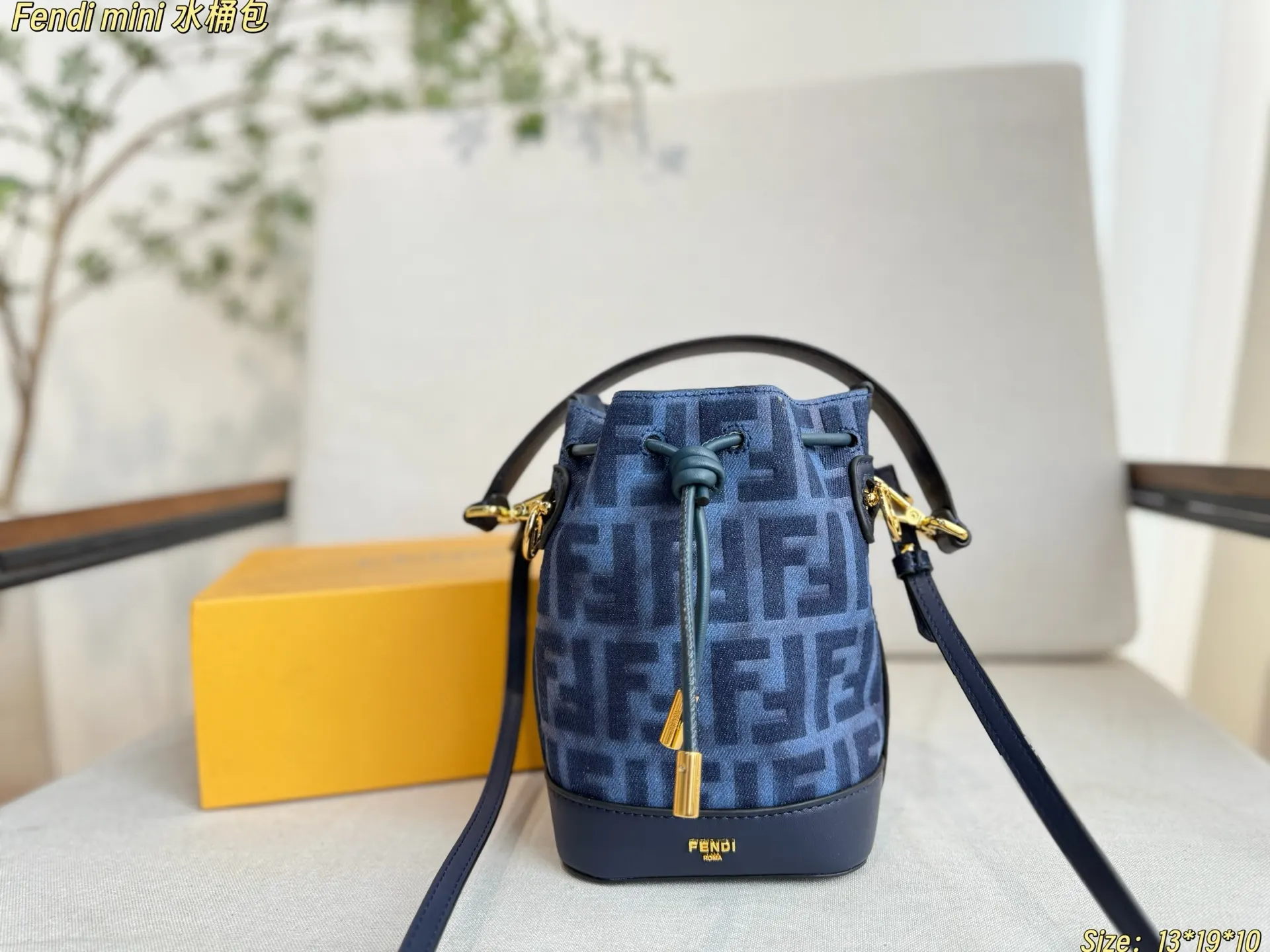 Fendi 一长一短两条可拆卸肩带 可單肩背或斜挎 水桶包 休閒水桶款