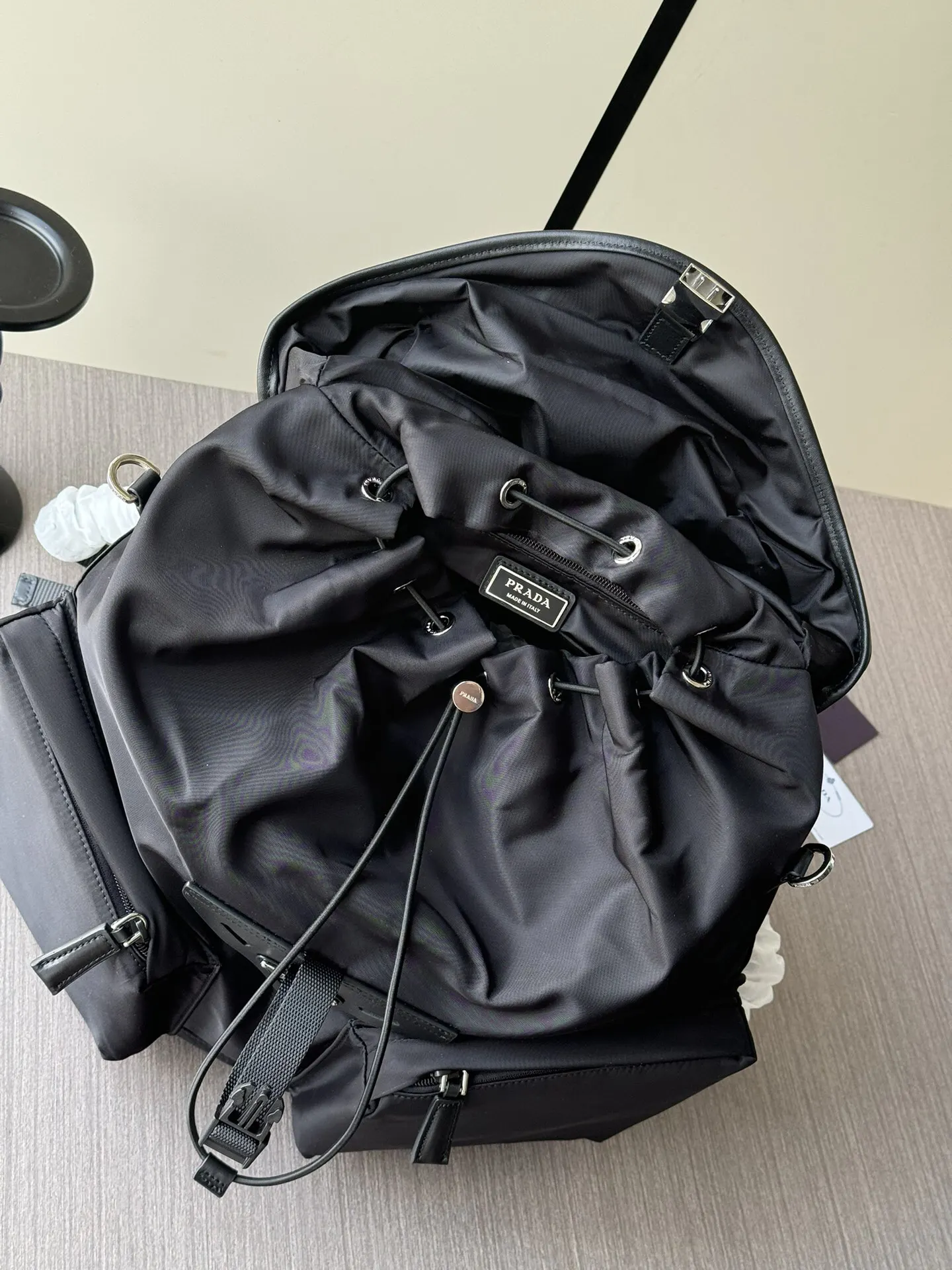 PRADA 黑色 Re-Nylon尼龙 牛皮 双肩背包 轻便实用款