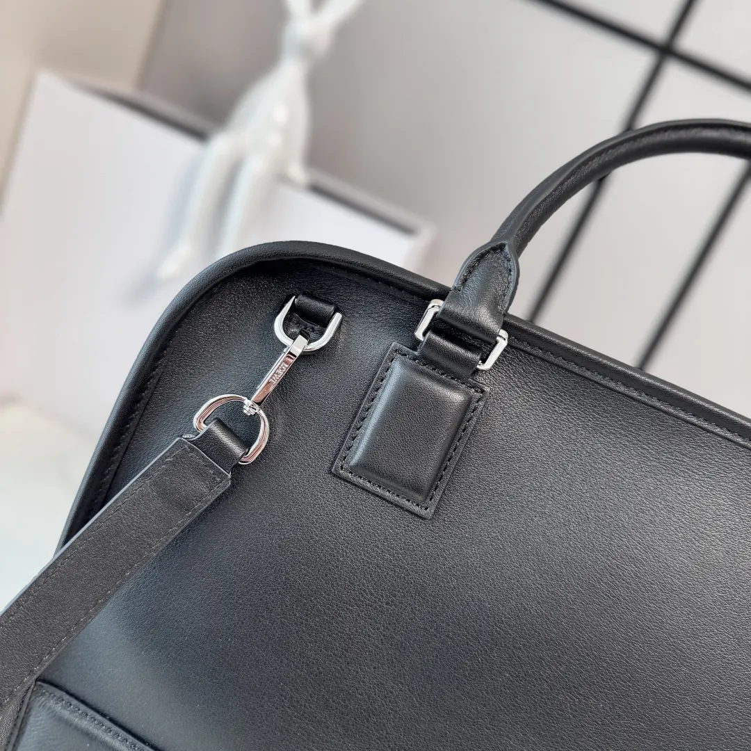 Loewe 牛皮 斜挎包 轻便斜挎款
